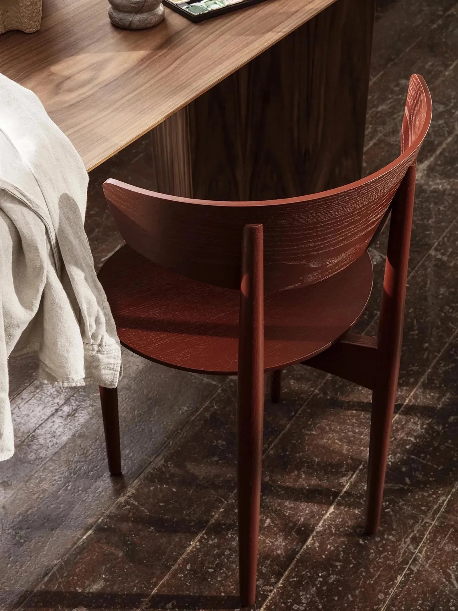 Eleganter Herman Stuhl: Zeitloses Design aus FSC-zertifiziertem Holz.