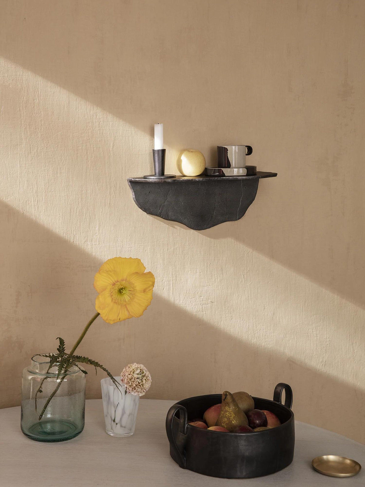 Fracture Wandregal in Schwarz präsentiert im Onlineshop von KAQTU Design AG. Wandregal ist von Ferm Living