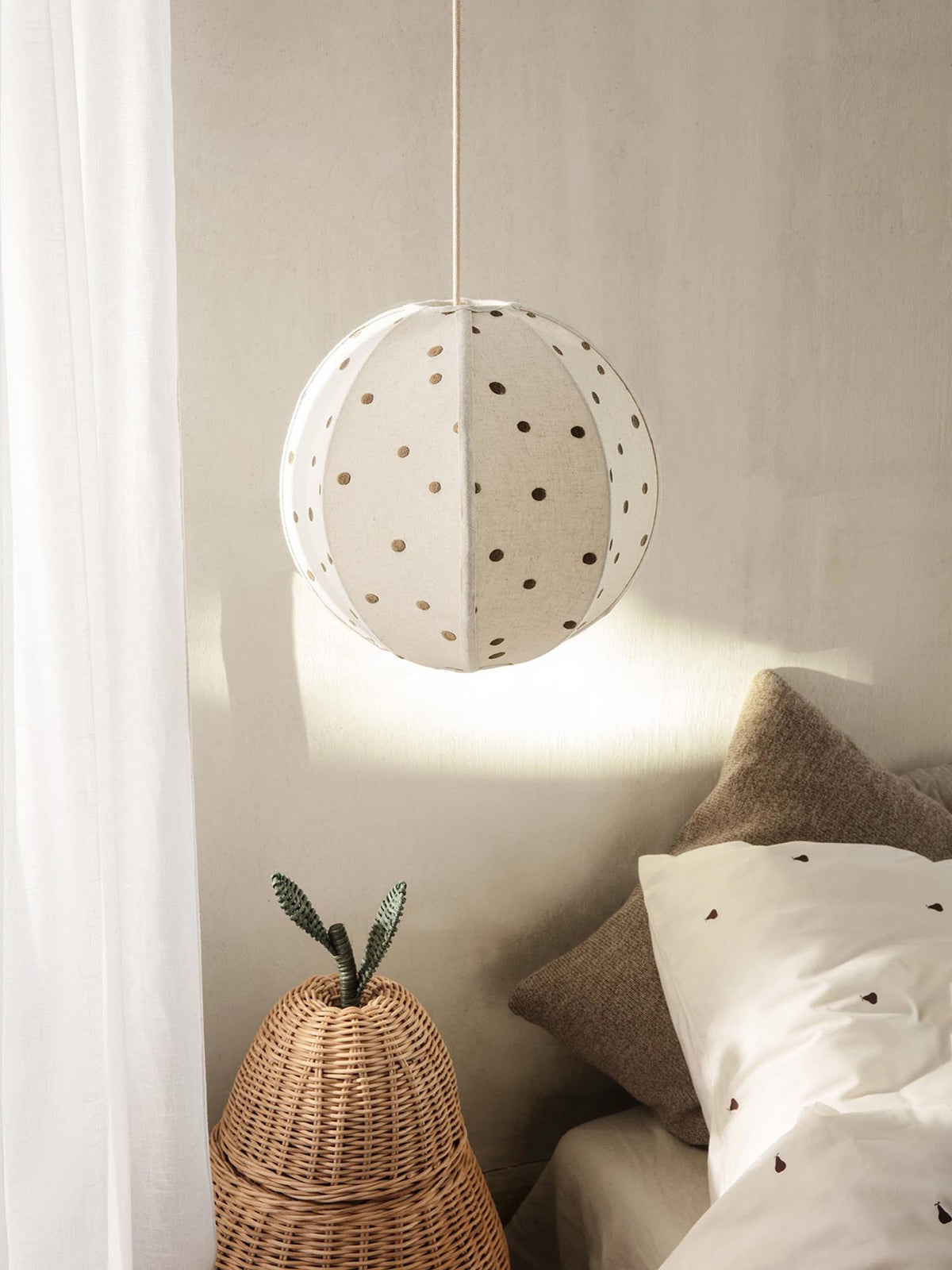 Dots Lampenschirm in Beige präsentiert im Onlineshop von KAQTU Design AG. Lampenschirm ist von Ferm Living