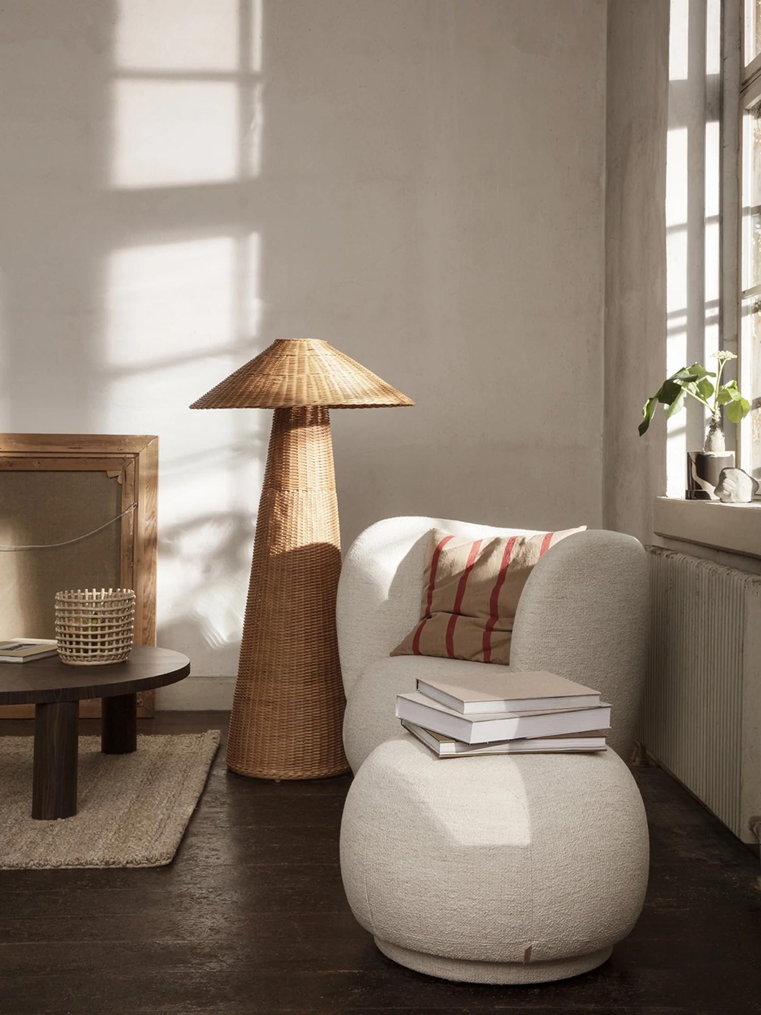 Handgefertigte Dou Stehleuchte aus natürlichem Rattan, vereint geometrische Formen mit organischer Struktur für ein warmes, einladendes Licht.