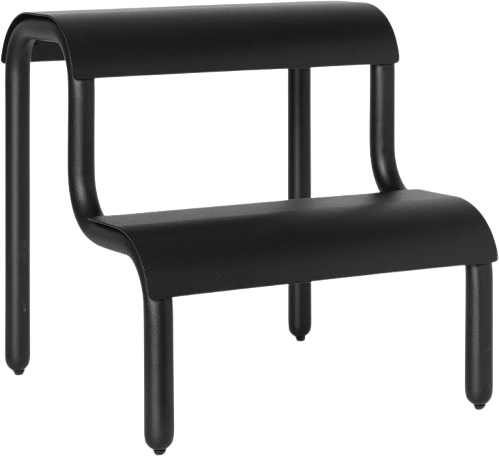 Der Up Step Hocker von Ferm Living: Verspieltes Design, organische Form, pulverbeschichtetes Eisen, rutschfeste Doppelstufe, vielseitig einsetzbar.