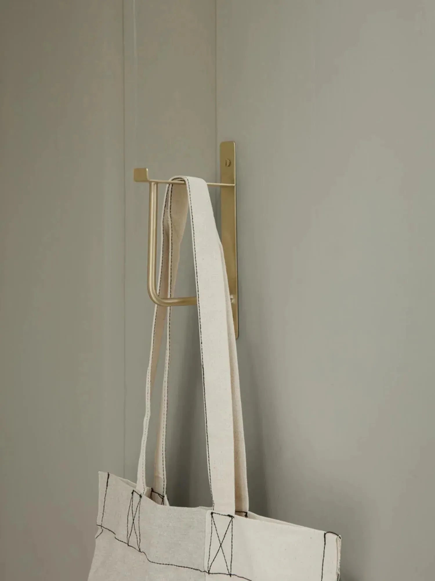 Eleganter Hang Rack Kleiderständer aus massivem Messing von Ferm Living: robust, platzsparend, zeitloses Design für jeden Raum.