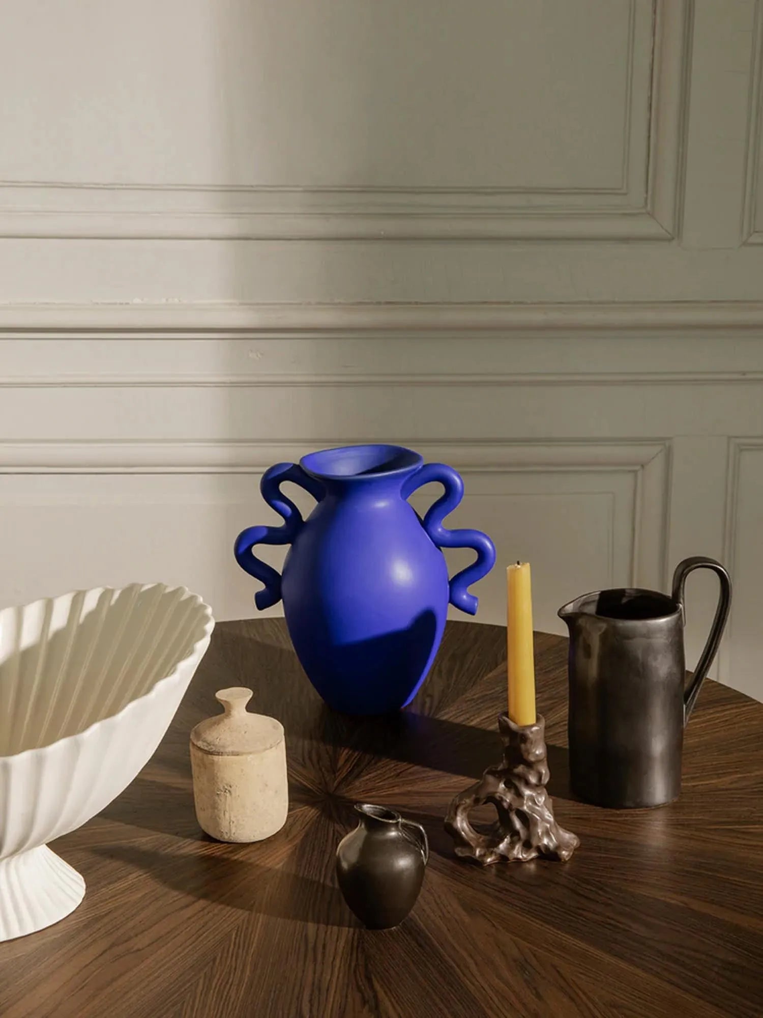 Elegante Verso Vase von Ferm Living: Skulpturale Ästhetik für Zuhause.