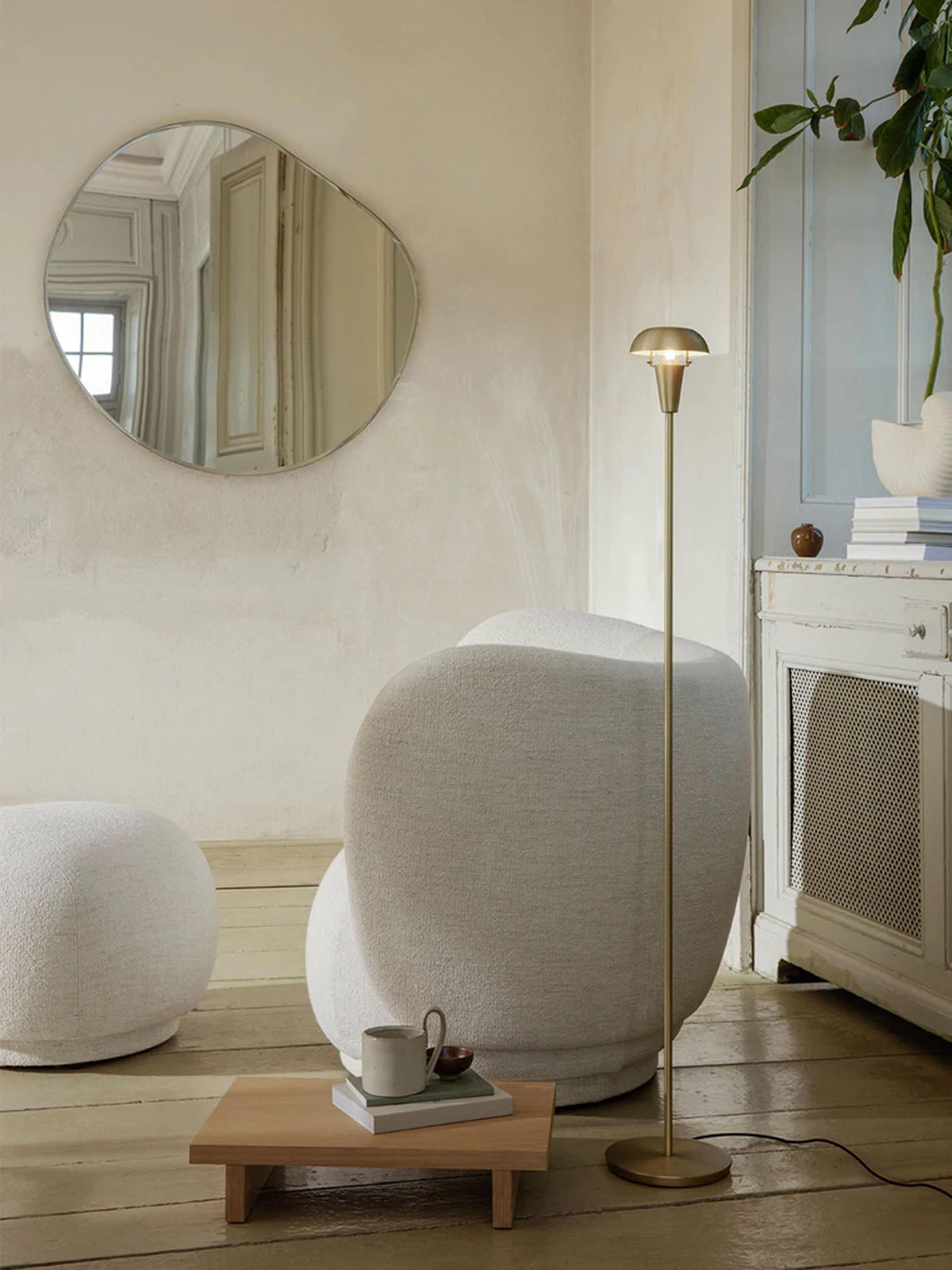 Tiny Stehleuchte in Messing präsentiert im Onlineshop von KAQTU Design AG. Stehleuchte ist von Ferm Living