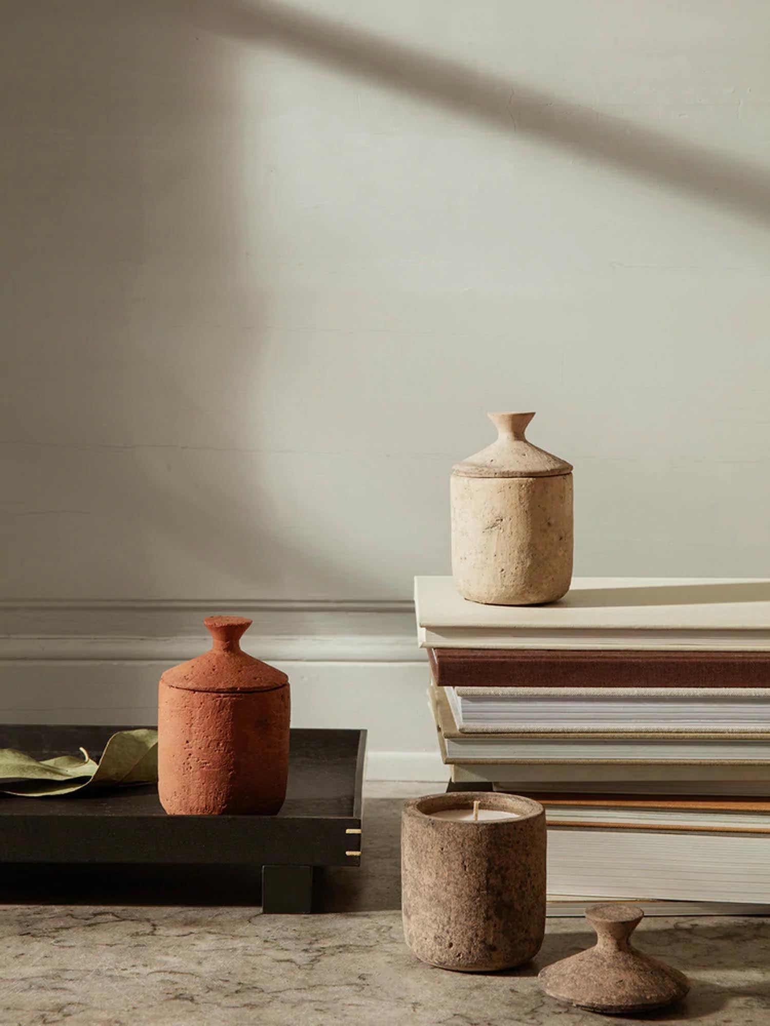 Entdecken Sie die Ura Duftkerze von Ferm Living – ein stilvolles Accessoire in warmem Terrakotta, das jeden Raum mit einem harmonischen Duft erfüllt.