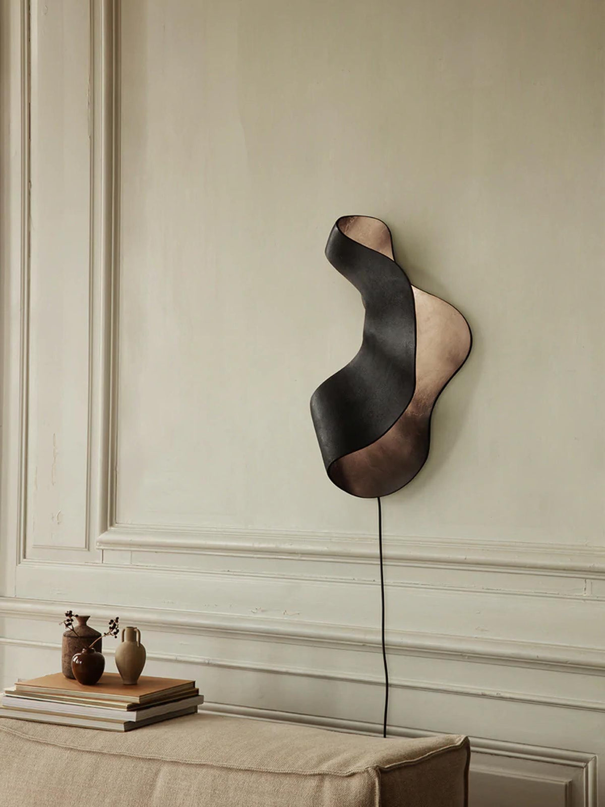 Oyster Wandleuchte in Schwarz präsentiert im Onlineshop von KAQTU Design AG. Wandleuchte ist von Ferm Living