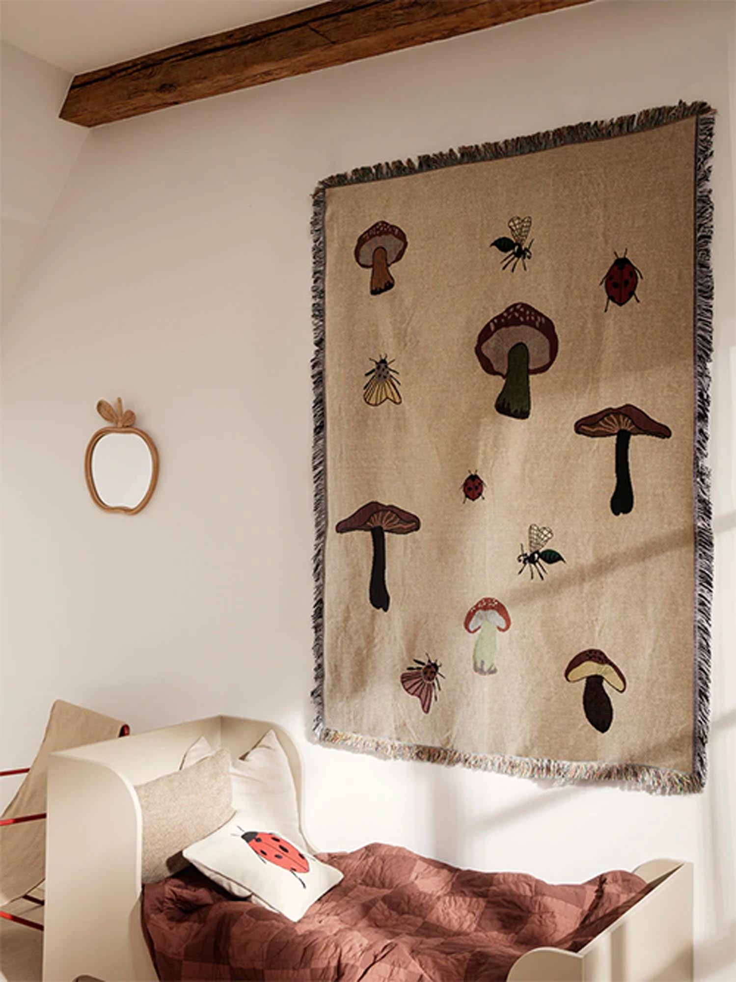 Forest Wandteppich: Naturmotive mit Pilzen und Käfern, 100% Baumwolle, ideal als Deko oder Kuscheldecke.