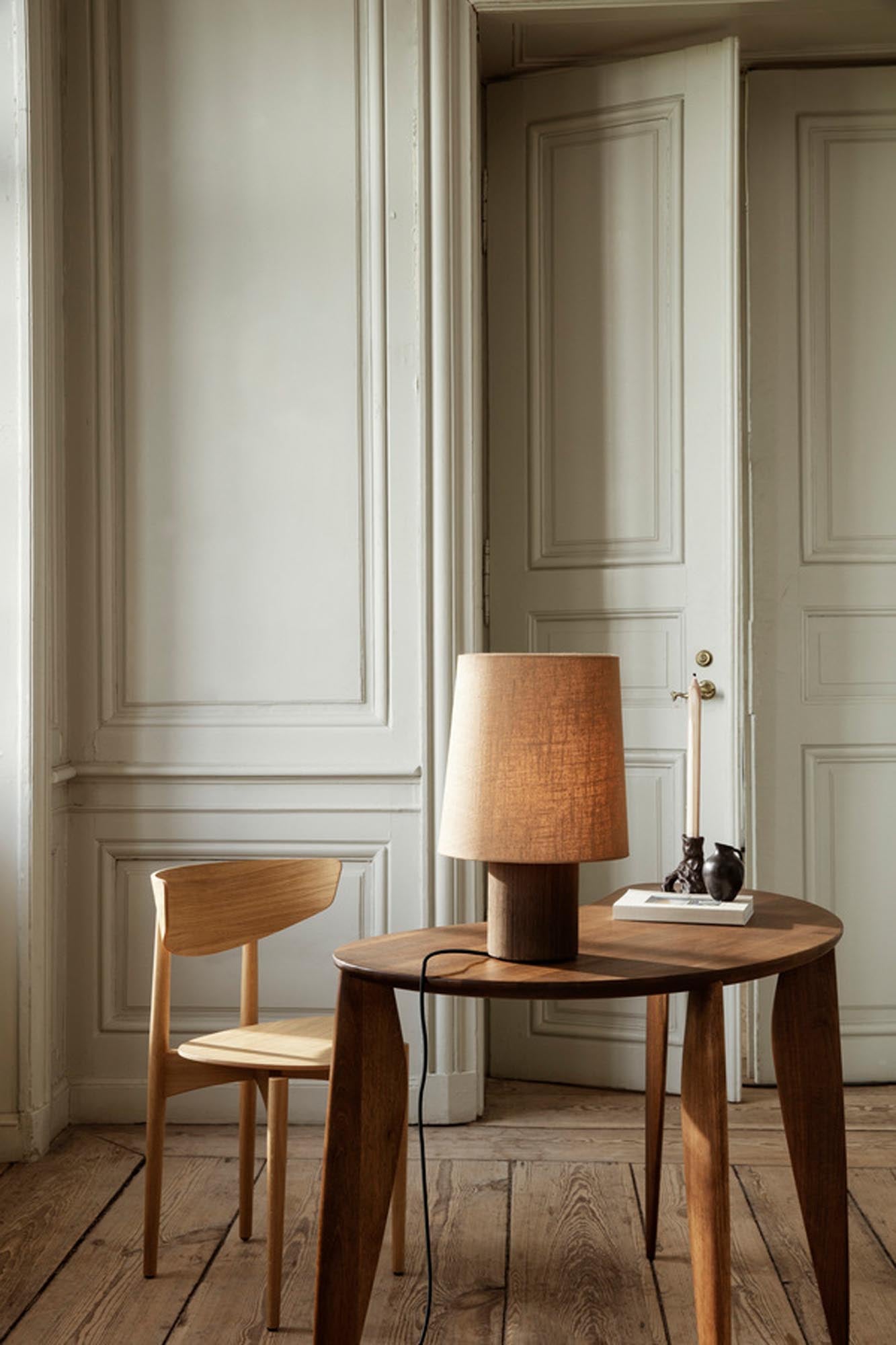 Der stilvolle Feve-Schreibtisch von Ferm Living vereint nachhaltiges Walnussholz mit einer geschwungenen Form, ideal für Büro oder Beauty.