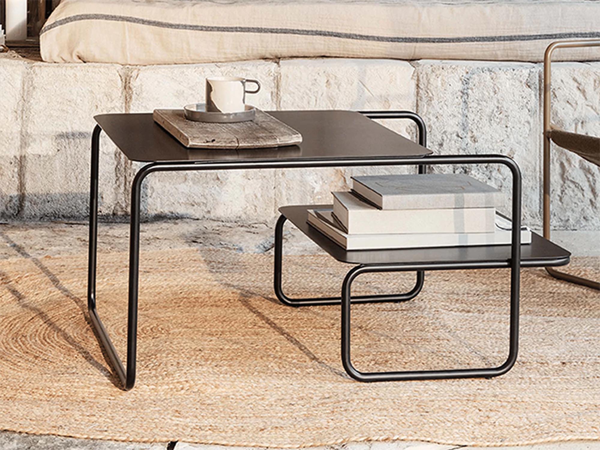 Der Level-Couchtisch von Ferm Living: Asymmetrisches Design, zwei Ebenen, pulverbeschichteter Stahl, ideal für drinnen und draussen.