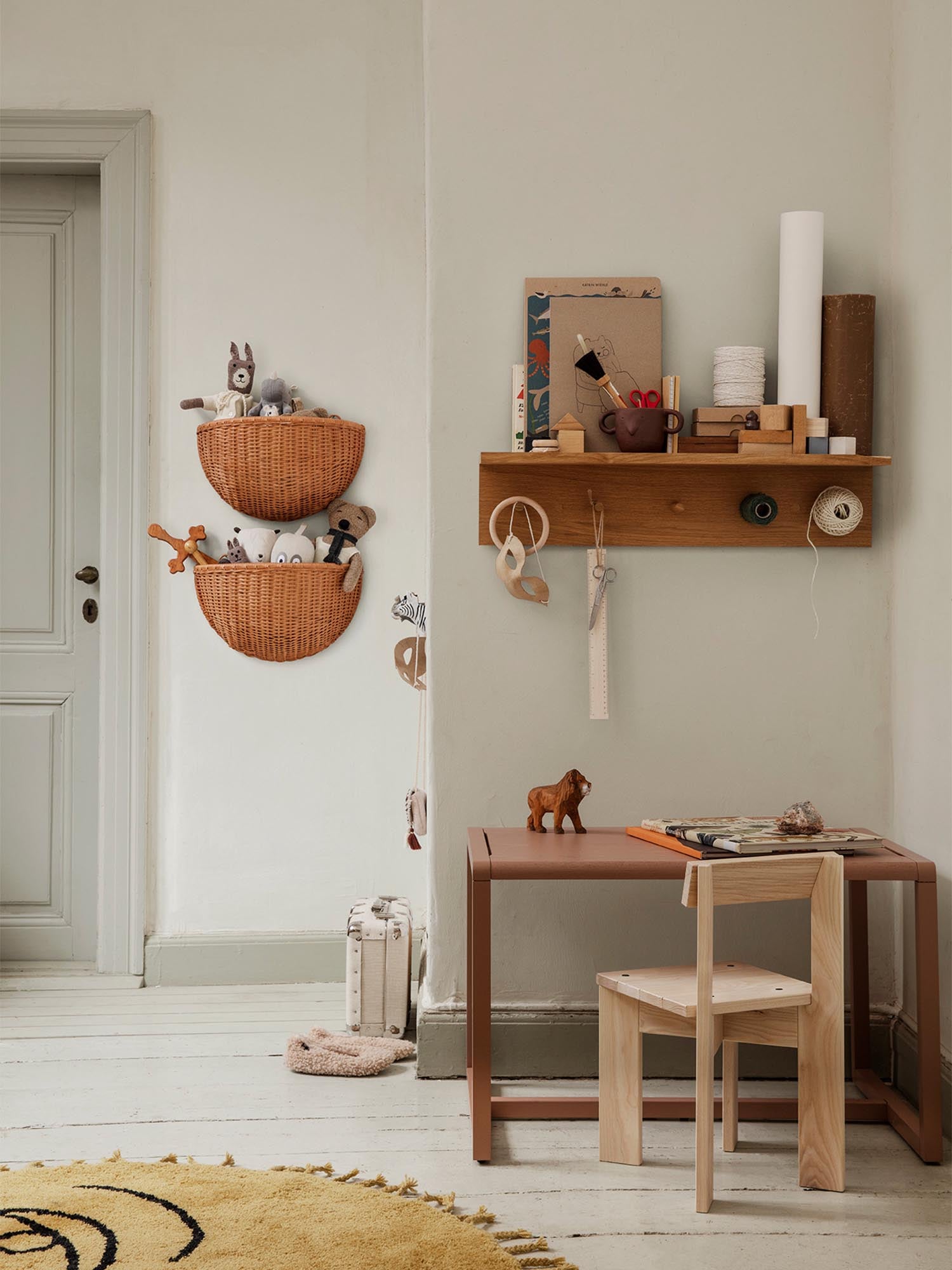 Praktisches 2er Set geflochtene Wandtaschen aus Rattan für stilvolle Ordnung. Ideal für Schals und Spielzeug, schafft ein gemütliches Ambiente.