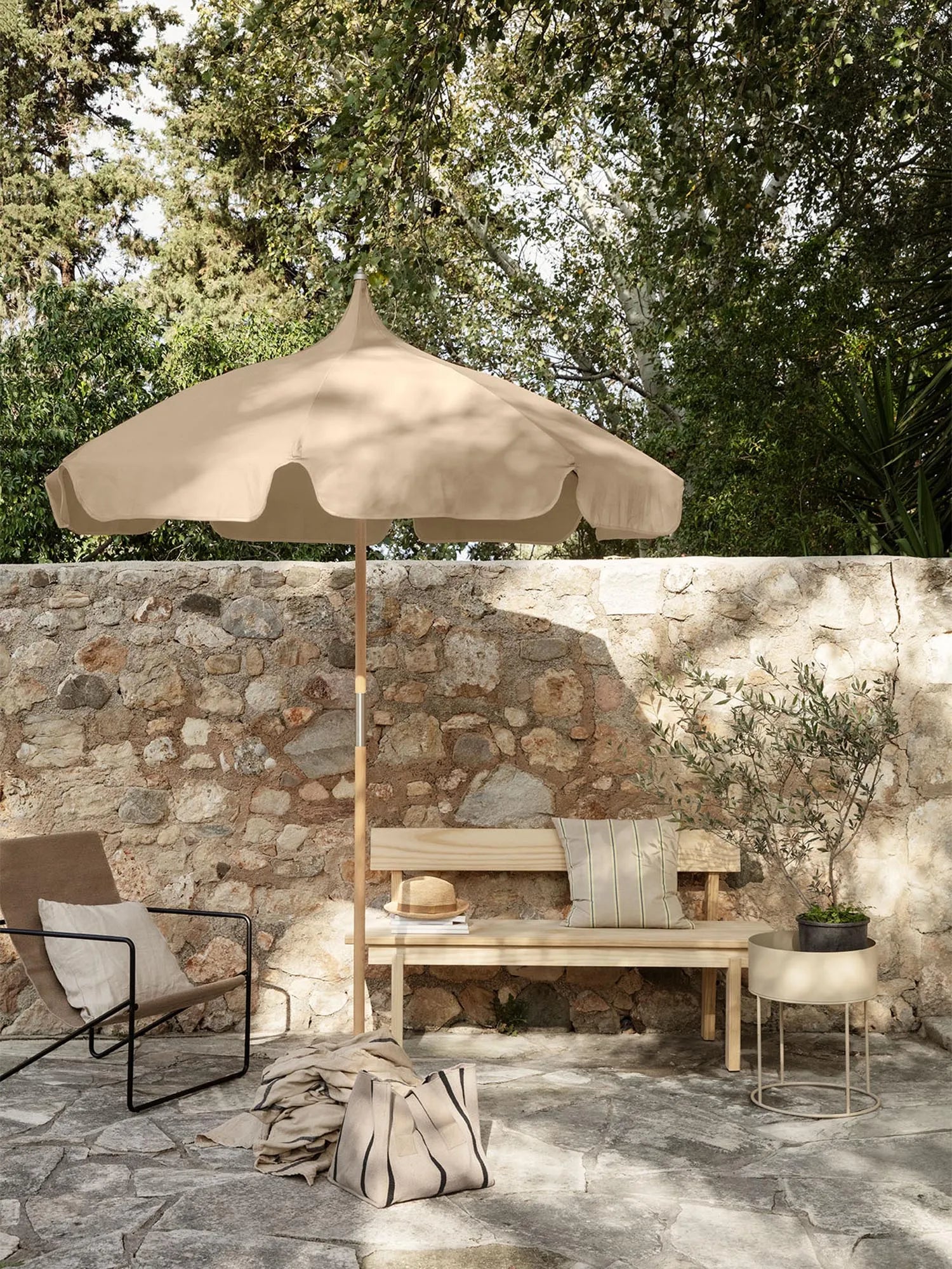 Eleganter Lulle Sonnenschirm von Ferm Living für stilvollen Schatten.