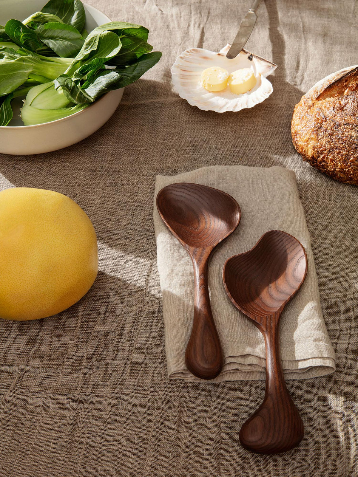Os Salatbesteck in Braun präsentiert im Onlineshop von KAQTU Design AG. Salatzubehör ist von Ferm Living