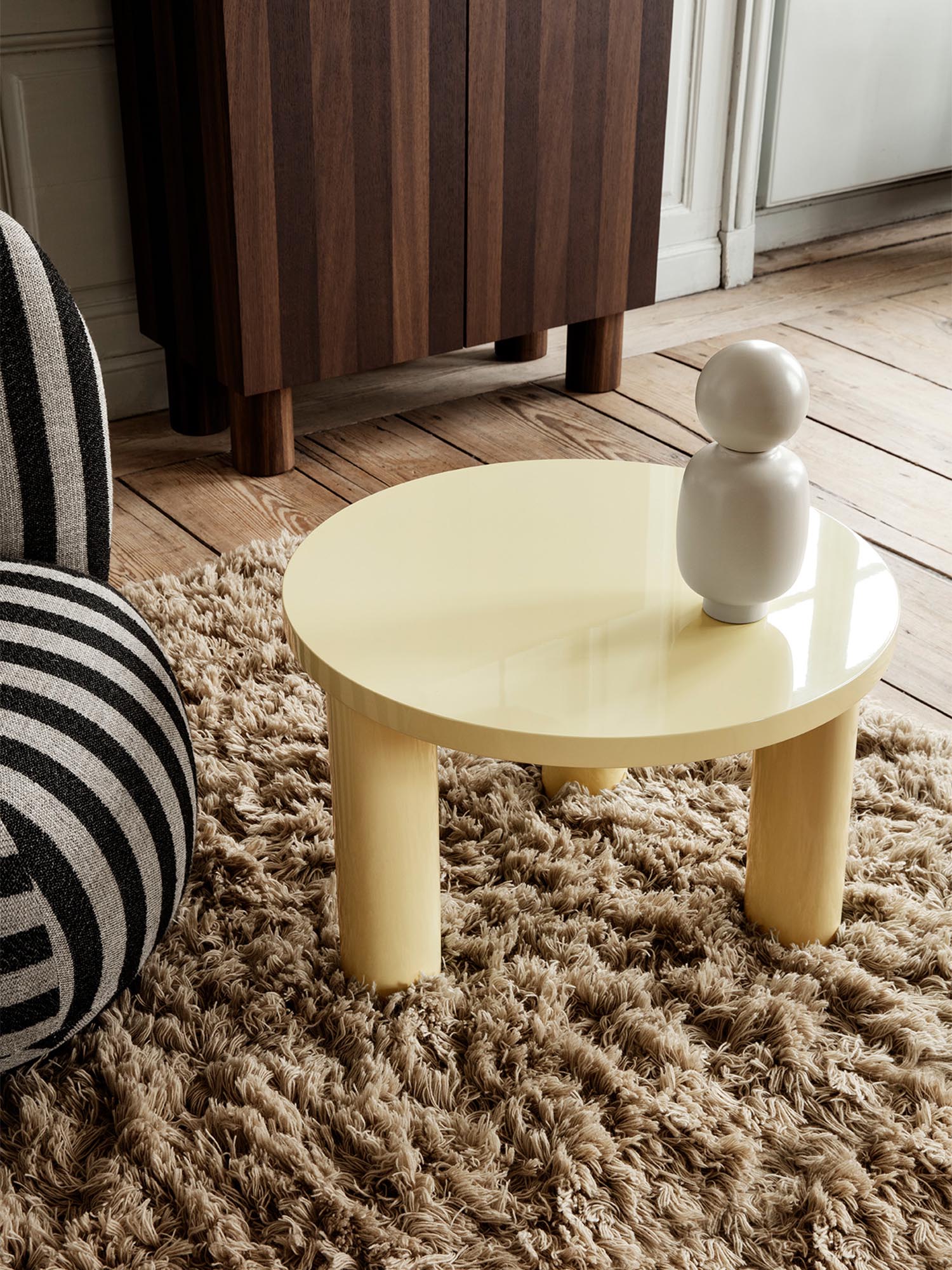 Klein, elegant und funktional: Der Post Cafétisch von Ferm Living vereint stilvolles Design mit praktischen Einsatzmöglichkeiten.