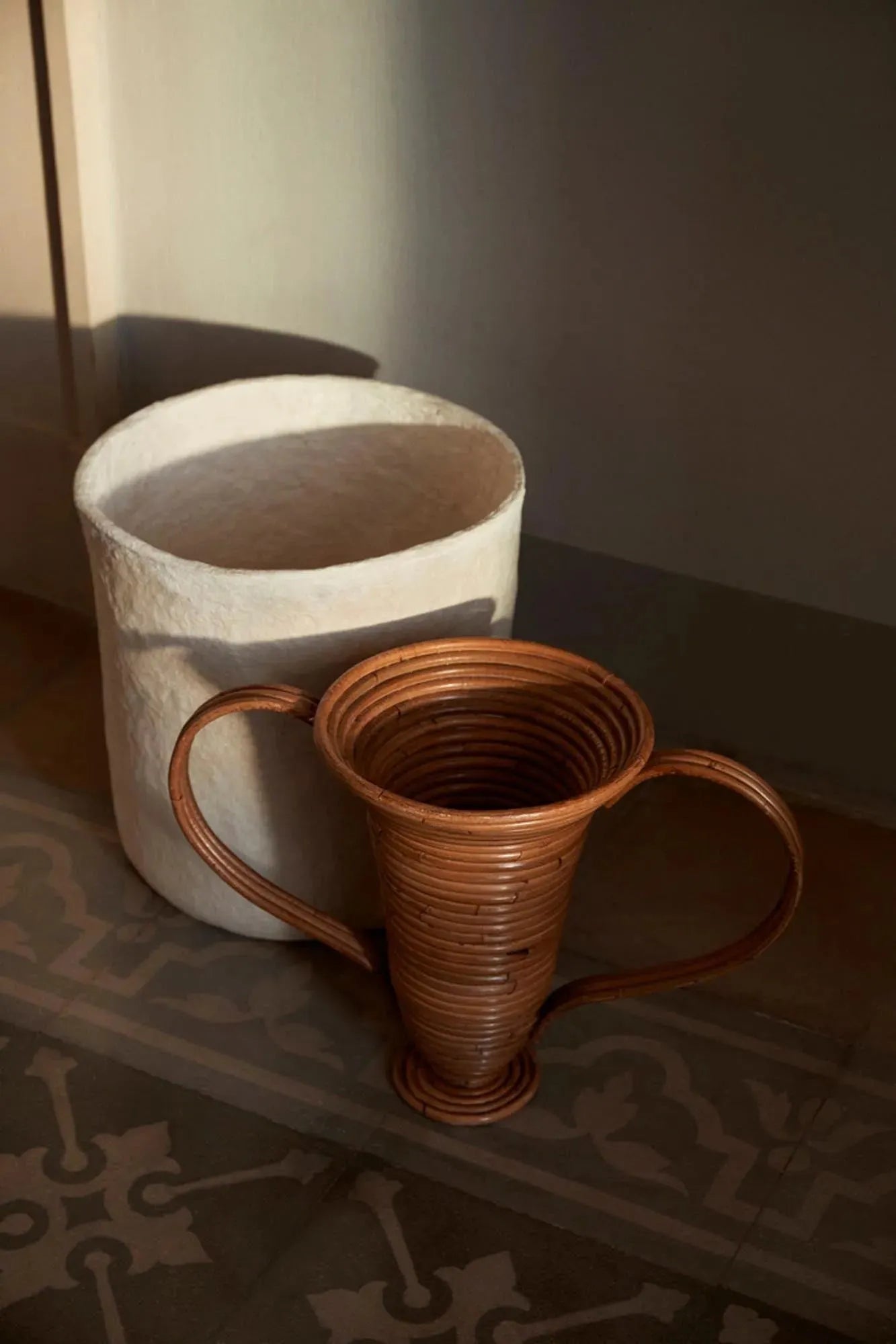 Die Amphora Vase Klein von Ferm Living: Kunstvoll, aus Rattan, inspiriert von Antike, für Blumen oder als Deko-Highlight.