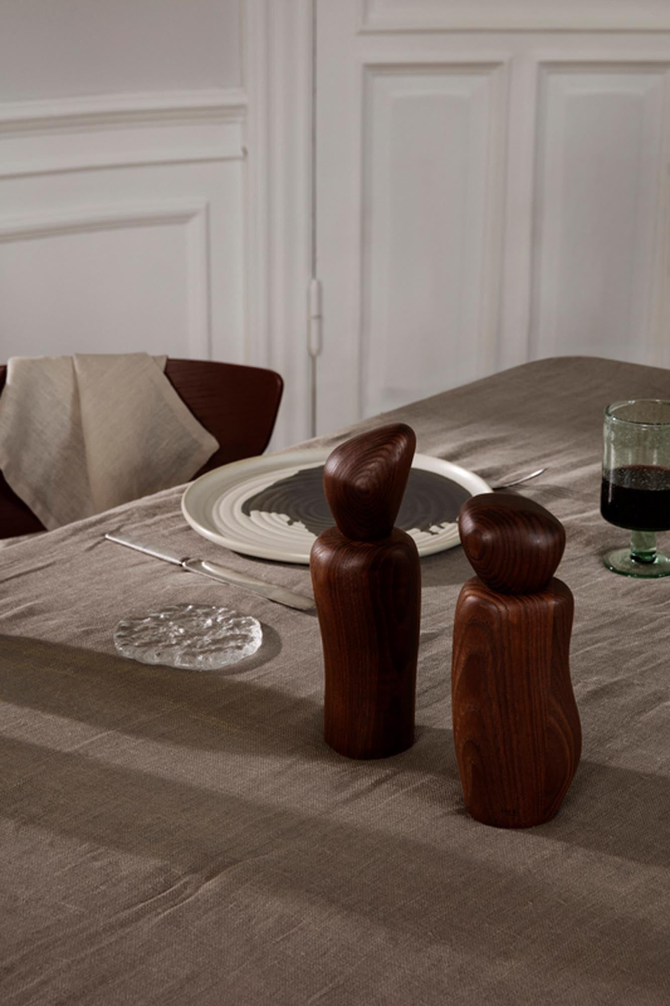 Cairn Gewürzmühle in Dunkelbraun präsentiert im Onlineshop von KAQTU Design AG. Salz & Pfeffer ist von Ferm Living