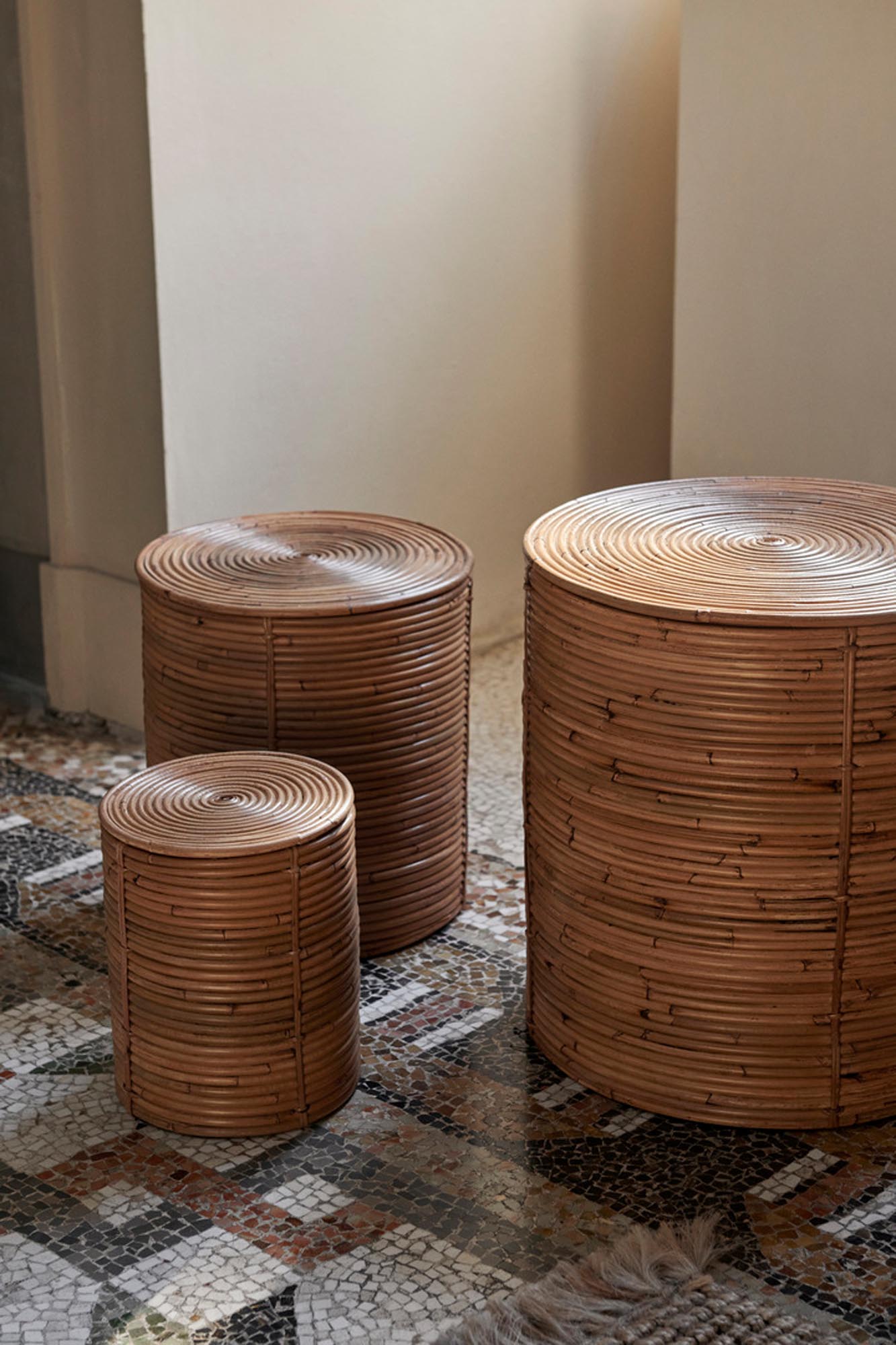 Elegantes 3er Set aus gebeiztem Naturrattan, inspiriert von architektonischen Säulen, mit Deckeln für stilvolle Ordnung.