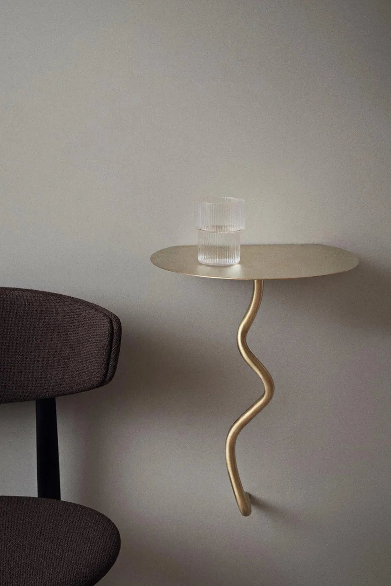 Curvature Wandtisch in Schwarz präsentiert im Onlineshop von KAQTU Design AG. Nachttisch ist von Ferm Living