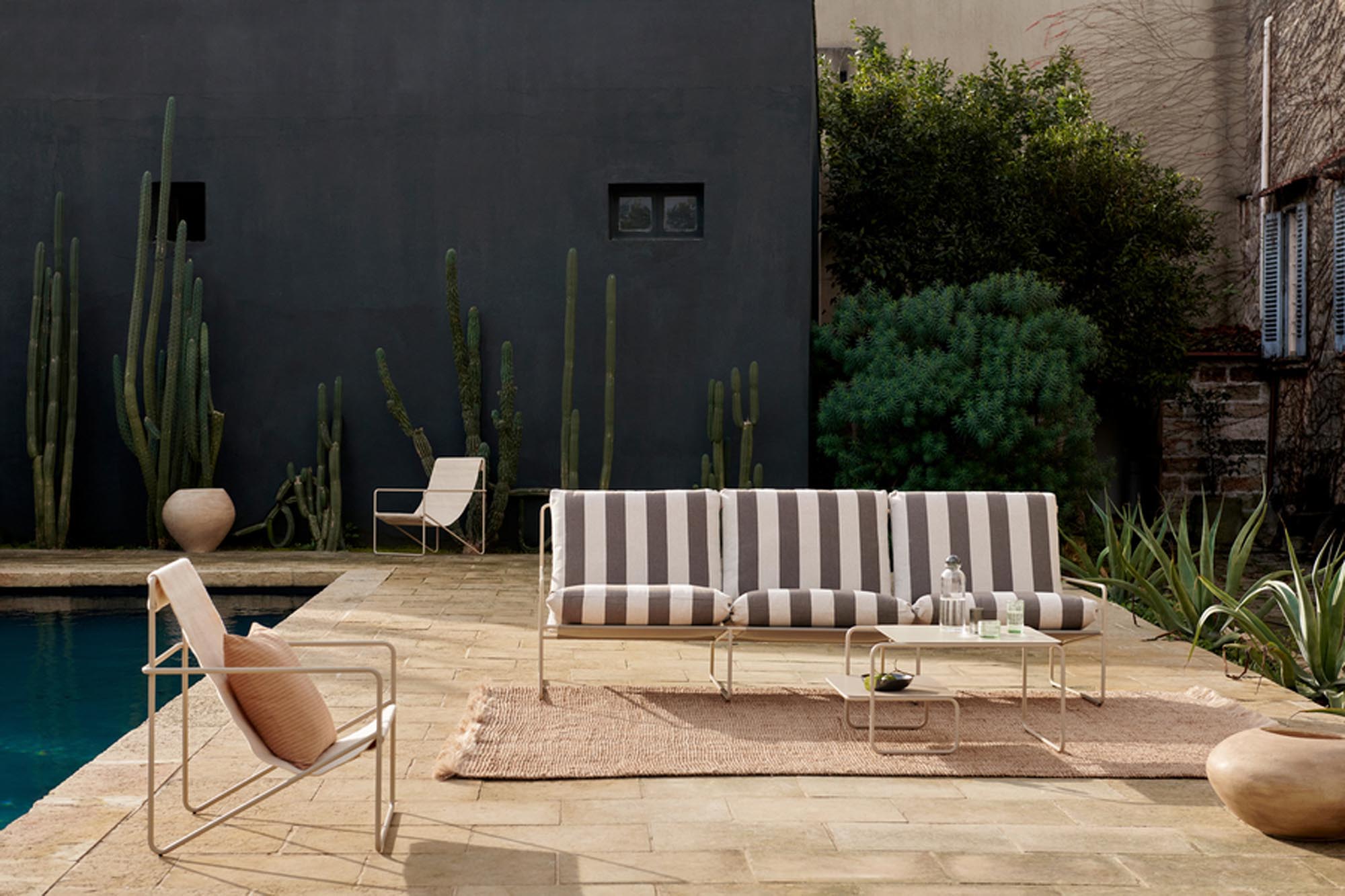 Genießen Sie entspannte Stunden im Freien mit dem Desert 3-Sitzer Dolce von Ferm Living – wetterfest, stilvoll und perfekt für gesellige Momente.