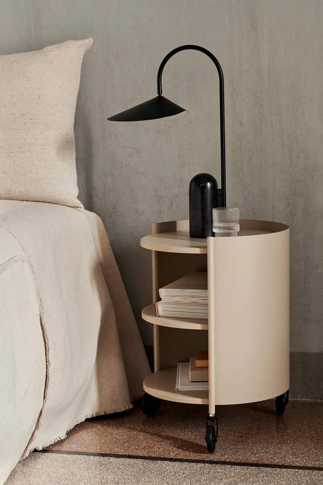 Eve Trolley in Kaschmir präsentiert im Onlineshop von KAQTU Design AG. Servierwagen ist von Ferm Living