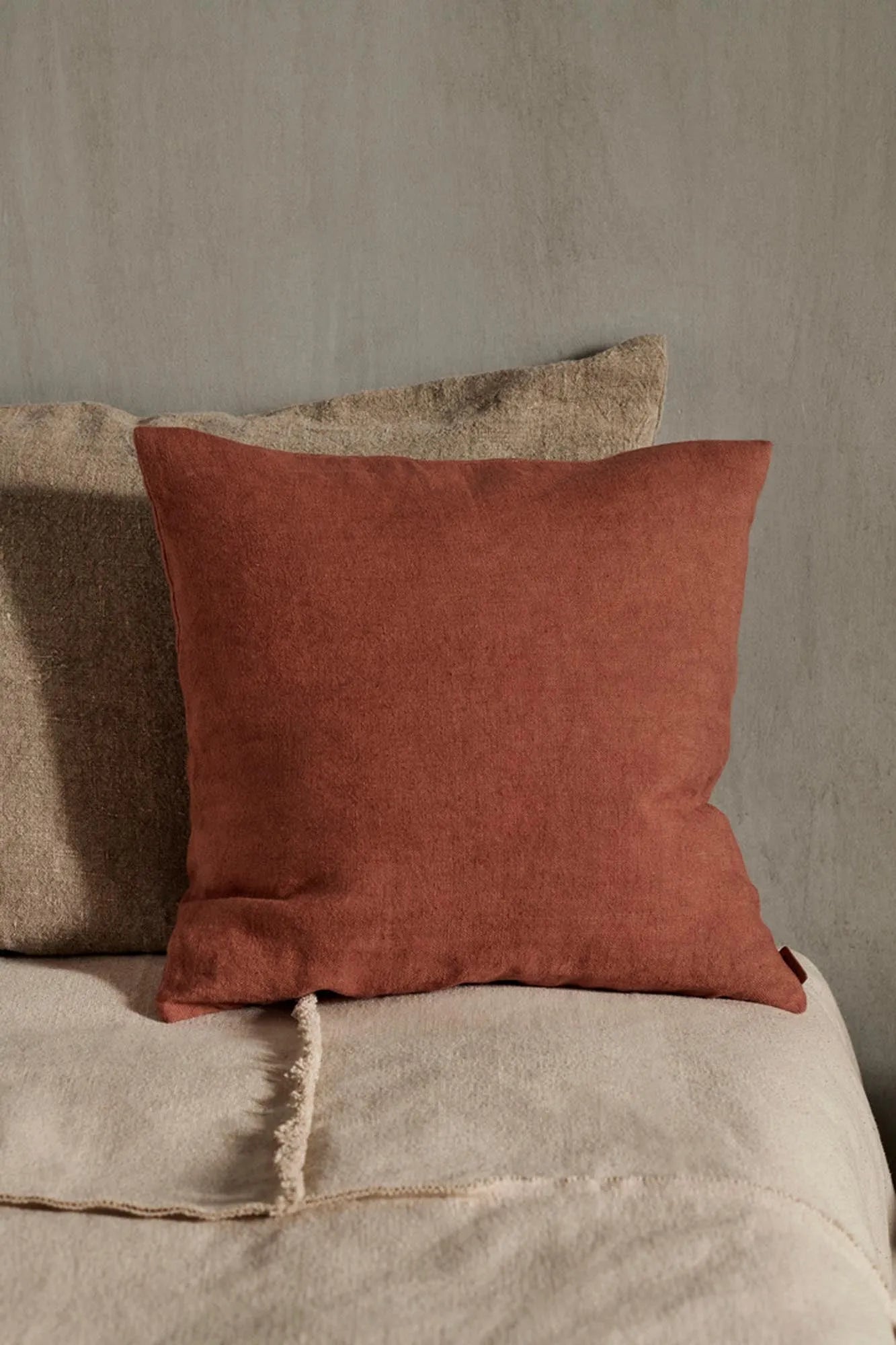 Heavy Leinen Kissen in Rot präsentiert im Onlineshop von KAQTU Design AG. Kissen ist von Ferm Living