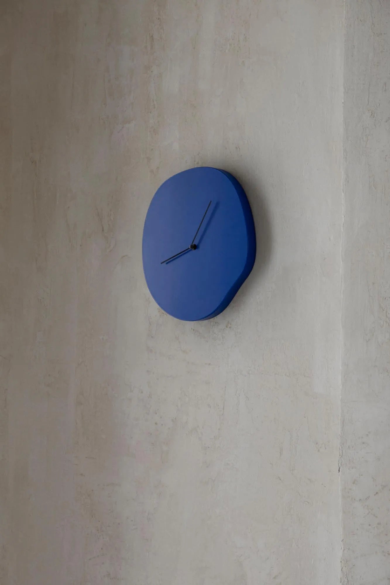 Elegante Melt Wanduhr von Ferm Living: Zeitloses Design für Ihr Zuhause.