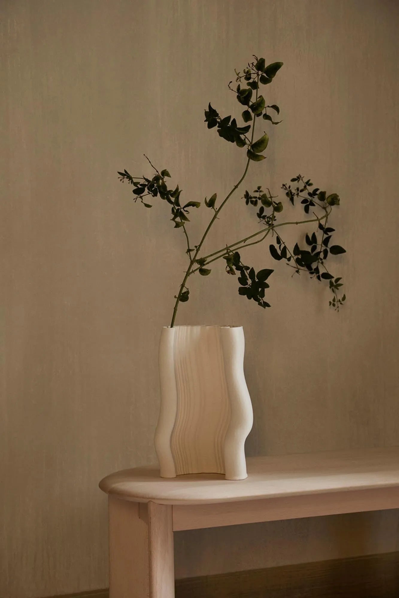 Elegante Moire Vase von Ferm Living: Zeitloses Design für Ihr Heim.