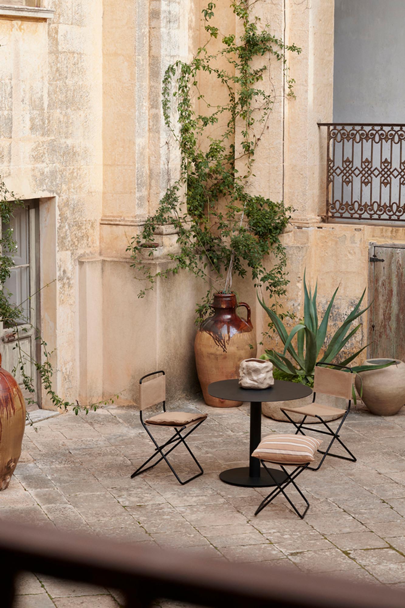 Der Pond-Couchtisch von Ferm Living bringt Ruhe in jeden Raum. Mit organischer Form und verstellbaren Füssen aus pulverbeschichtetem Stahl.