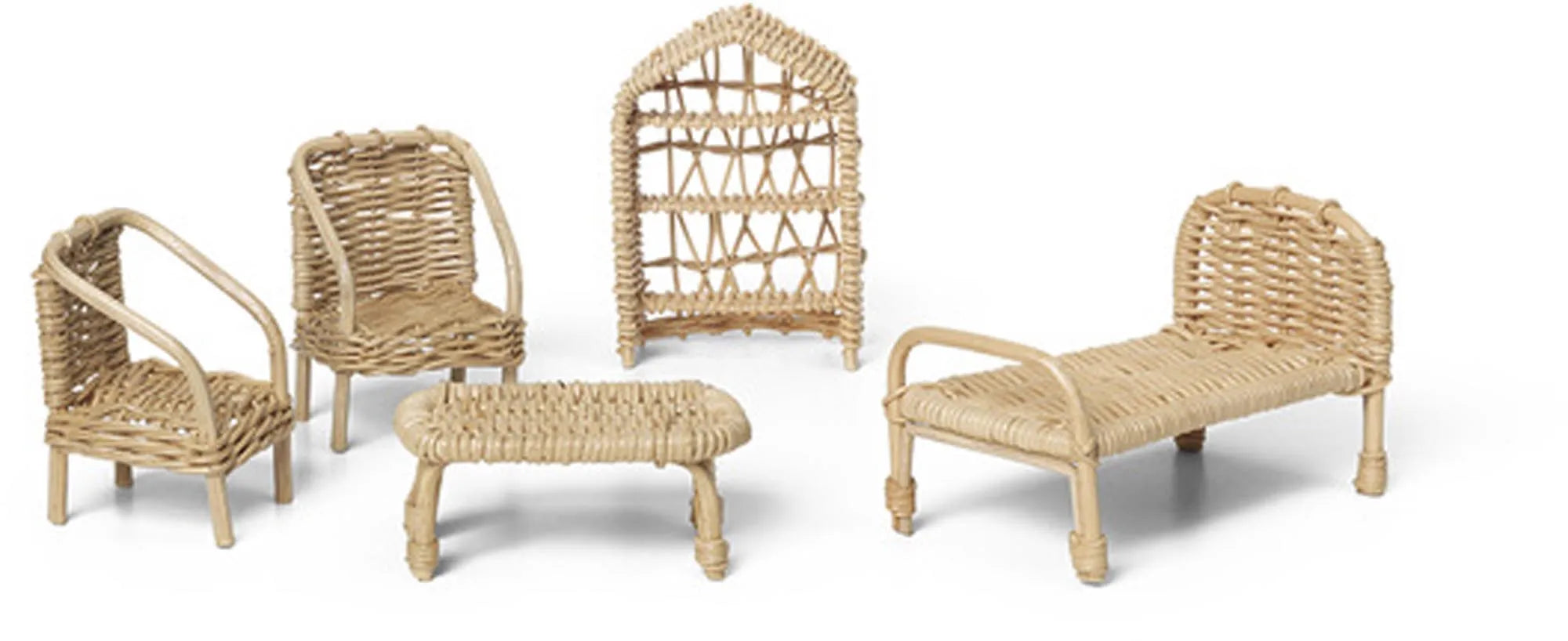 Entdecke das nachhaltige Rattan Puppenhaus Möbel Set von Ferm Living: stilvoll, langlebig und perfekt für kreatives Spiel.