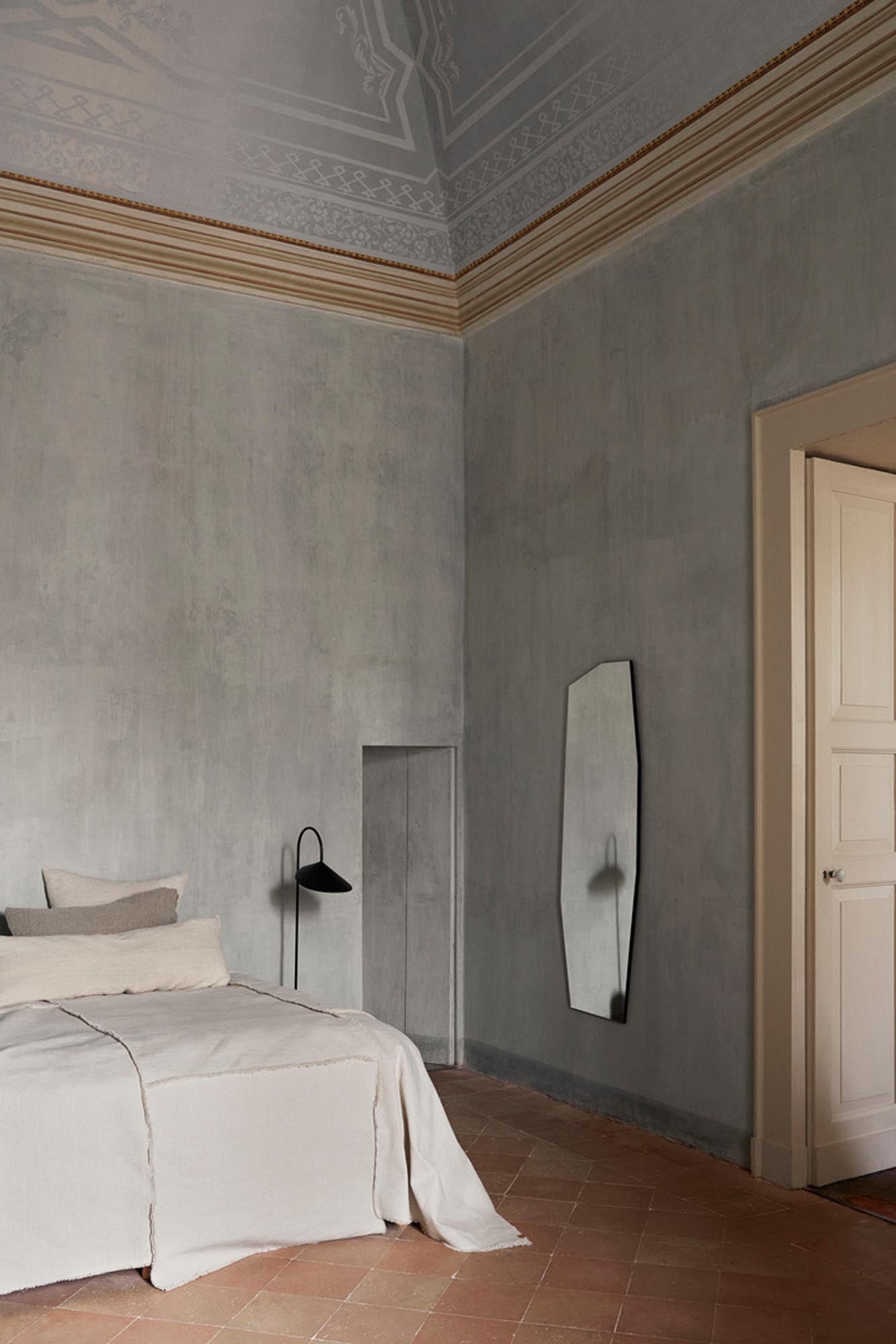 Der Shard Spiegel von Ferm Living vereint modernes Design mit Funktionalität und verleiht jedem Raum eine besondere Note.