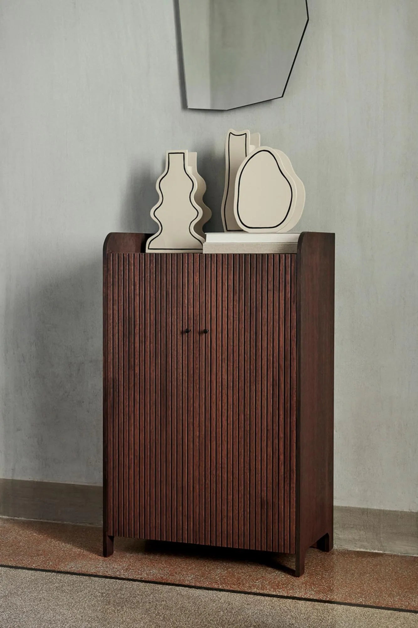 Sill Schrank Tief in Dunkelbraun präsentiert im Onlineshop von KAQTU Design AG. Drehtürenschrank ist von Ferm Living