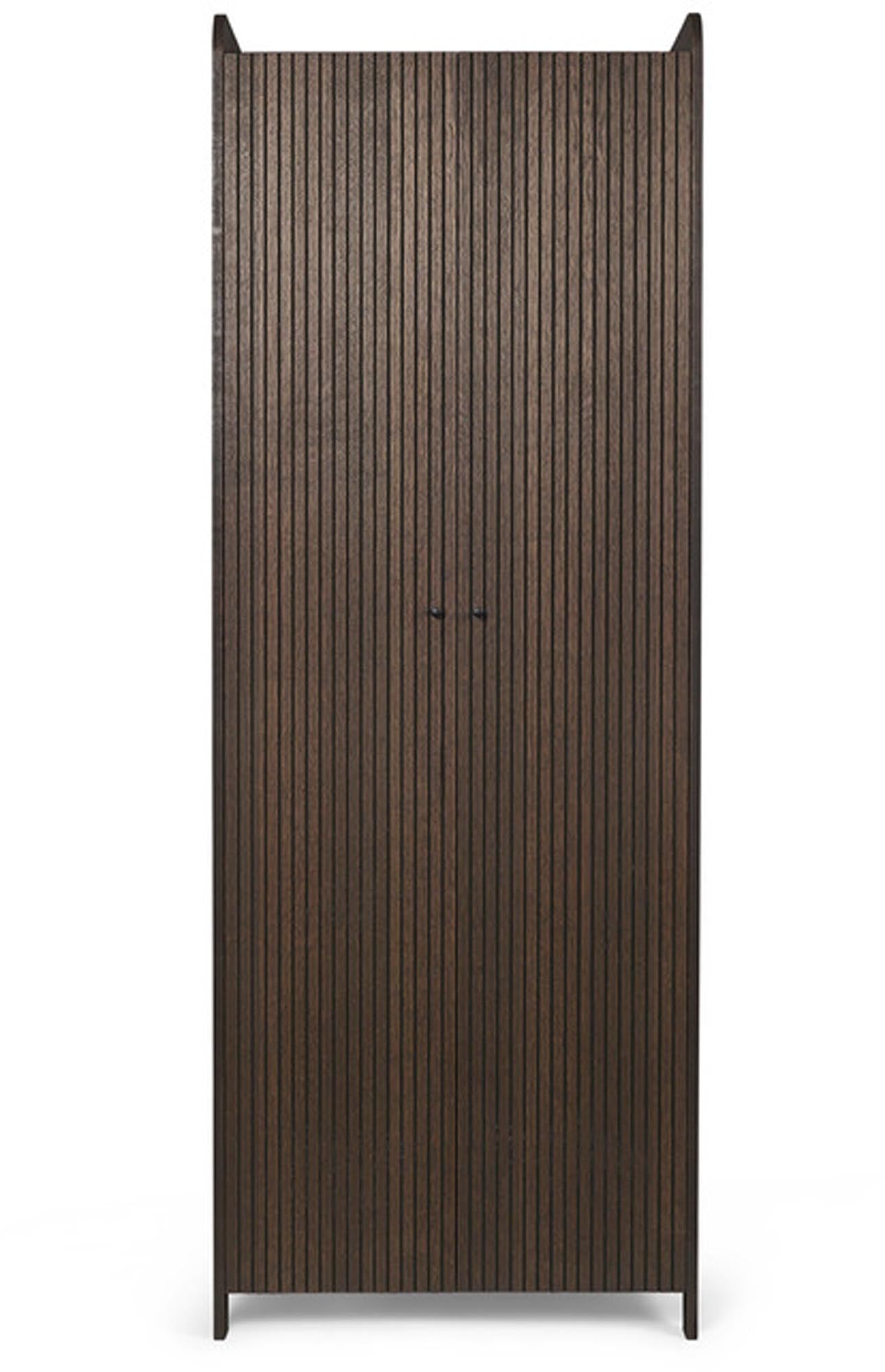 Eleganter Sill Schrank Hoch von Ferm Living für stilvolle Ordnung.