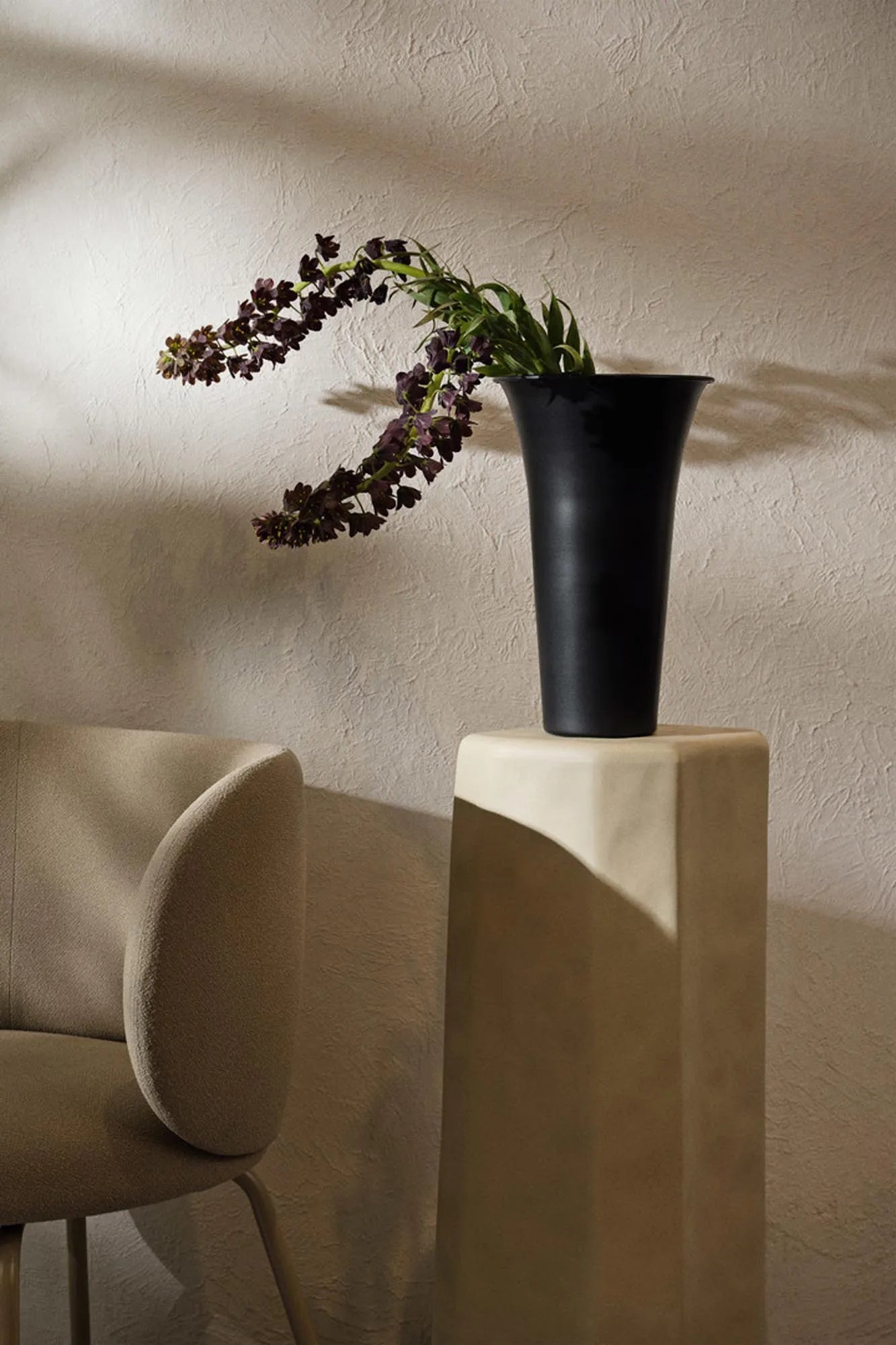 Die Spun Vase von Ferm Living: Zeitloses Design aus Aluminium, perfekt für Blumen, robust und elegant in jedem Raum.