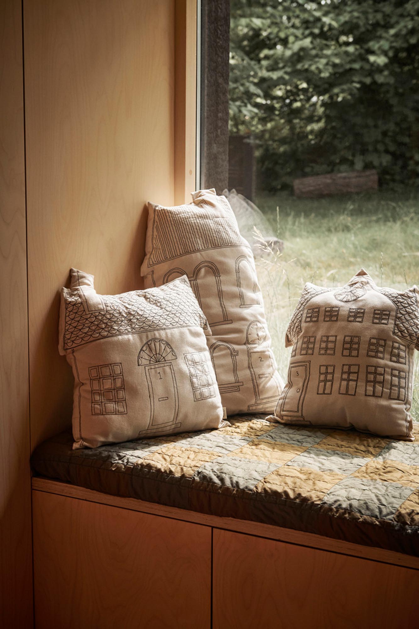 Entdecke das Abode-Kissen von Ferm Living: Charmantes Design, hochwertige Bio-Baumwolle und nachhaltige Füllung für gemütliche Räume.