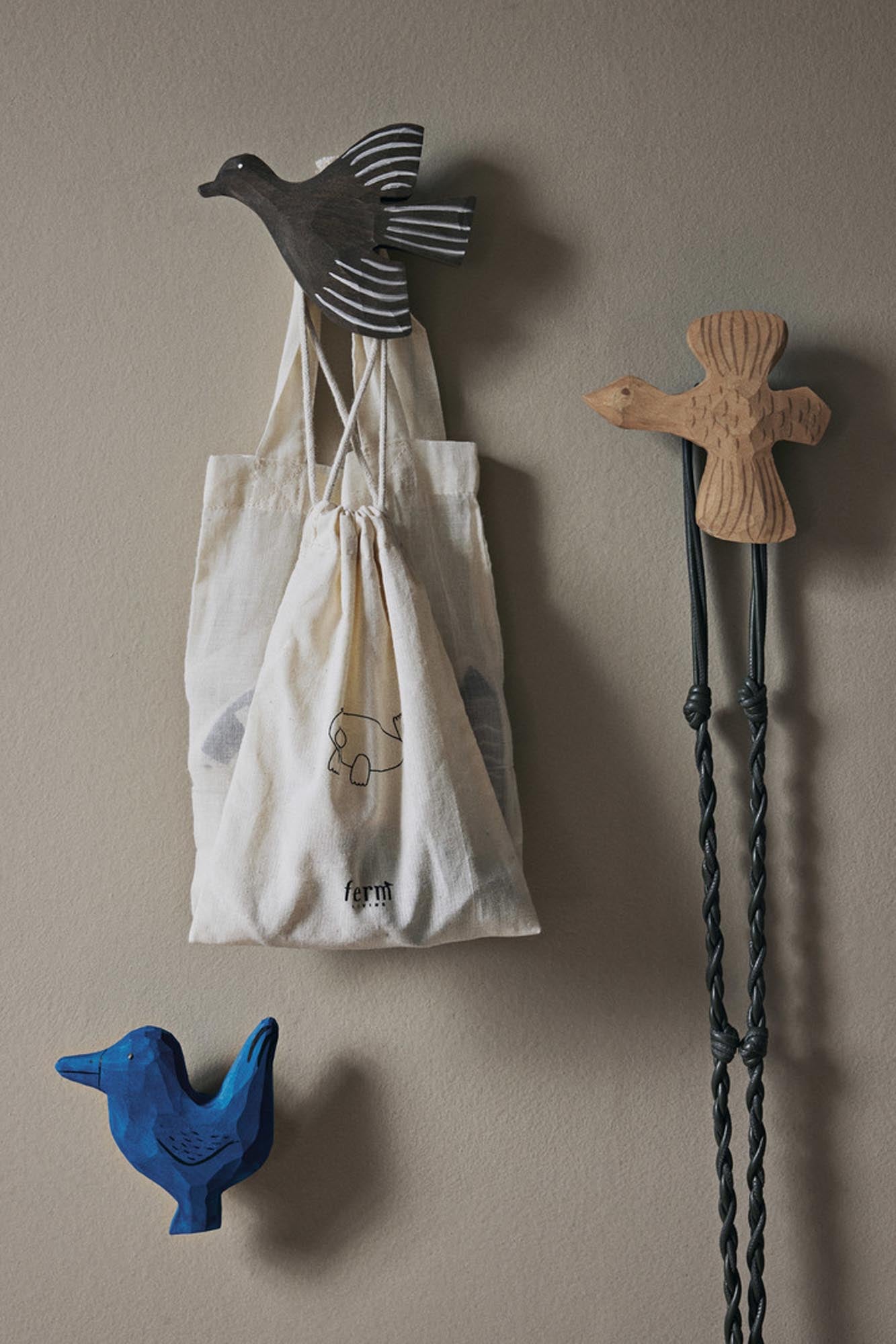 Der Anton Bird-Haken von Ferm Living: Ein charmantes, handgefertigtes Accessoire aus robustem Espenholz, das Kreativität und Ordnung im Kinderzimmer fördert.
