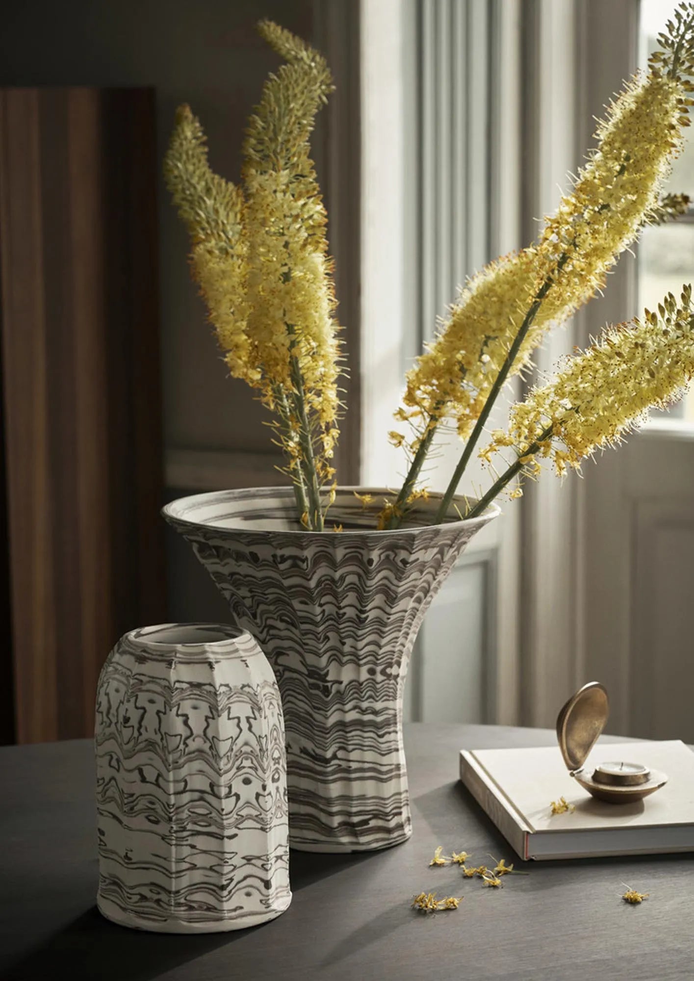 Elegante Blend Vase Gross von Ferm Living für stilvolle Akzente.