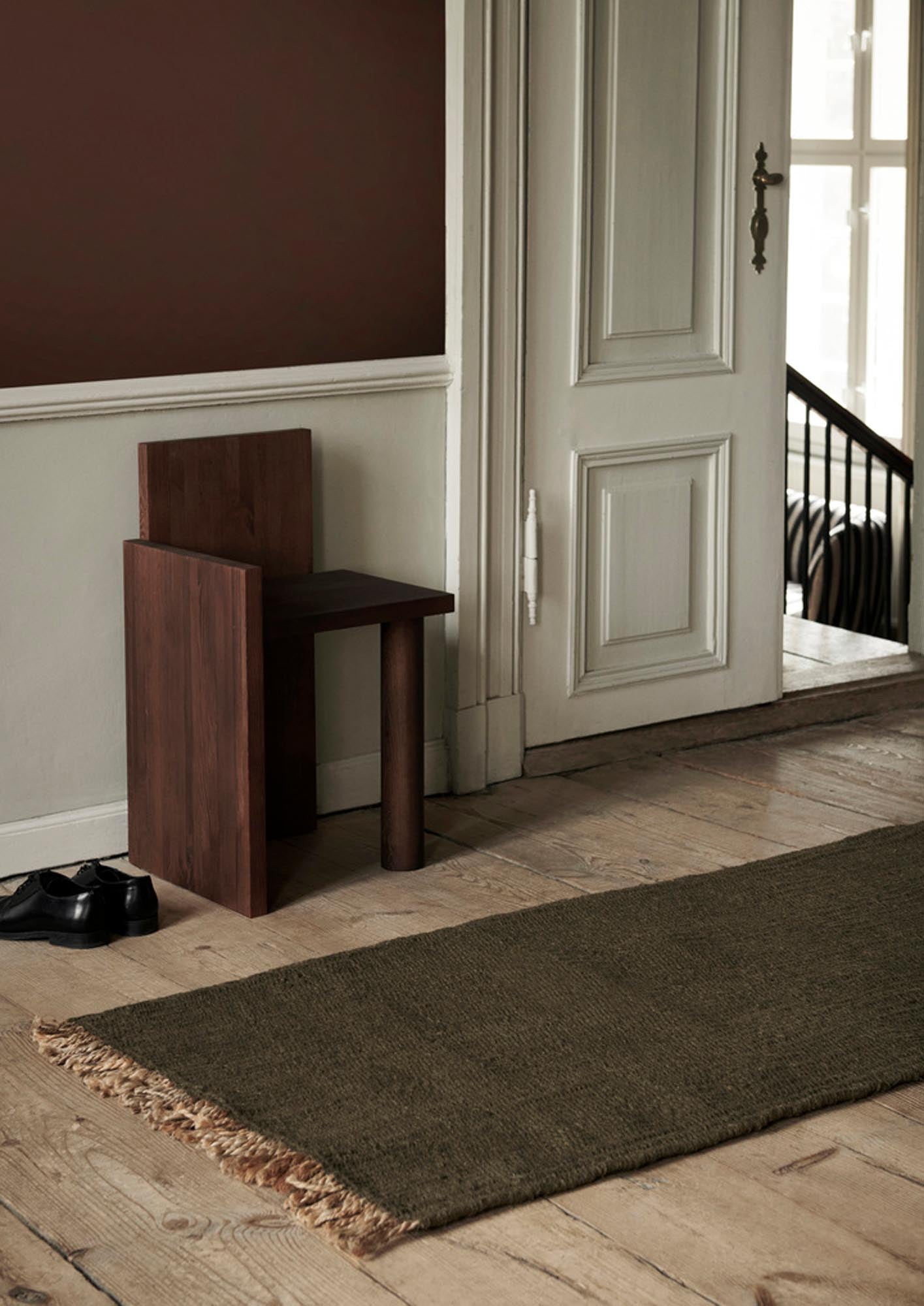 Eleganter Ferm Living Block-Teppich aus recycelten Materialien.