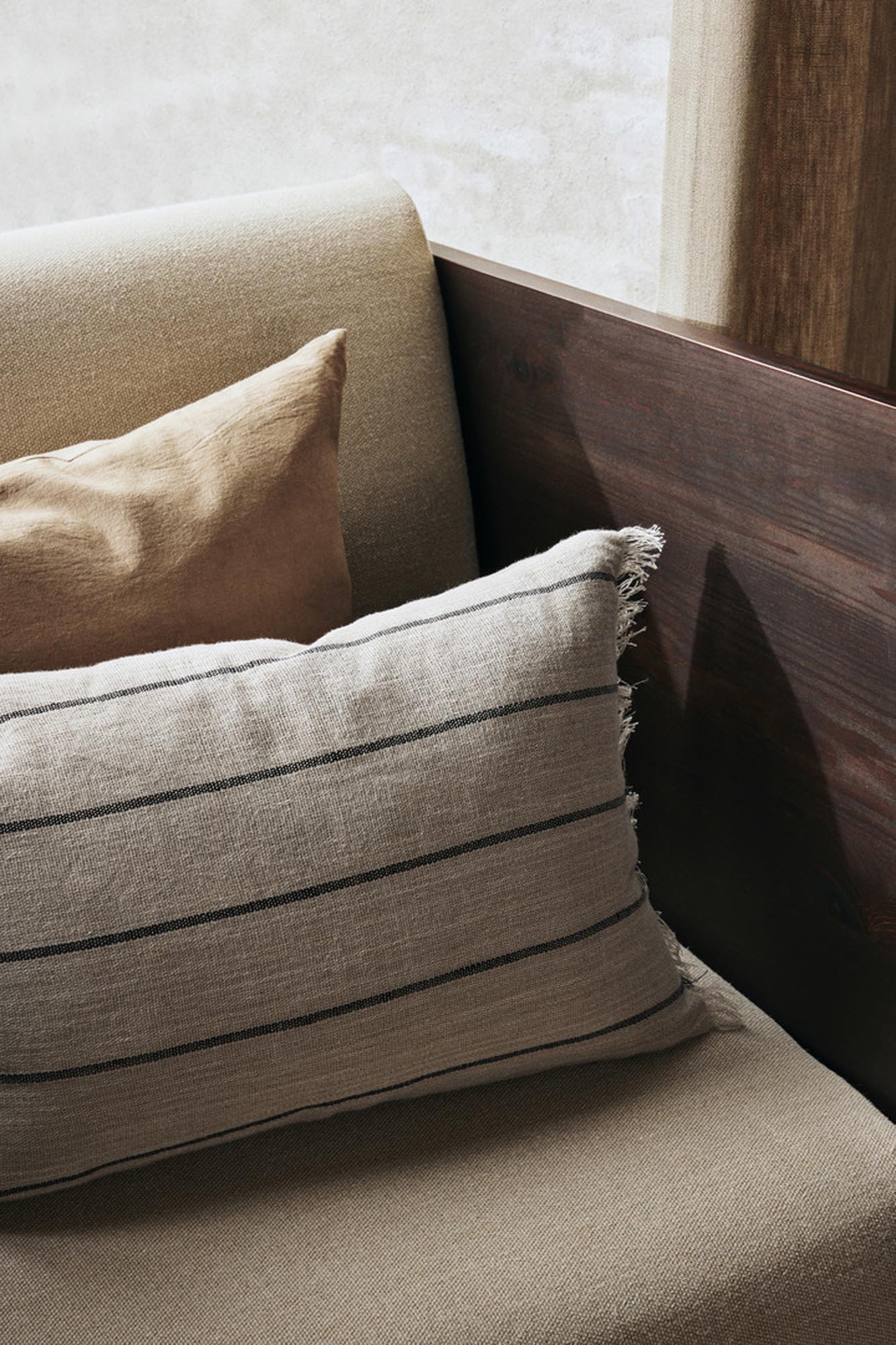 Elegantes Calm Kissen von Ferm Living für stilvolle Entspannung.