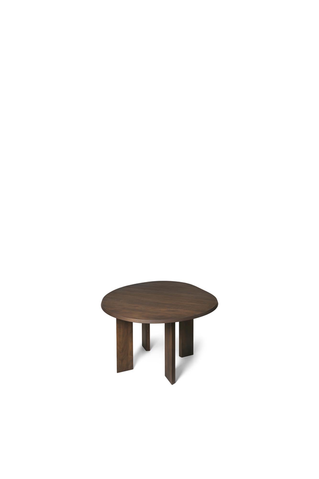 Eleganter Tarn Esstisch von Ferm Living, gefertigt aus FSC® Buchenholz. Organische Form und warme Holzfarbe schaffen einladende Essbereiche.