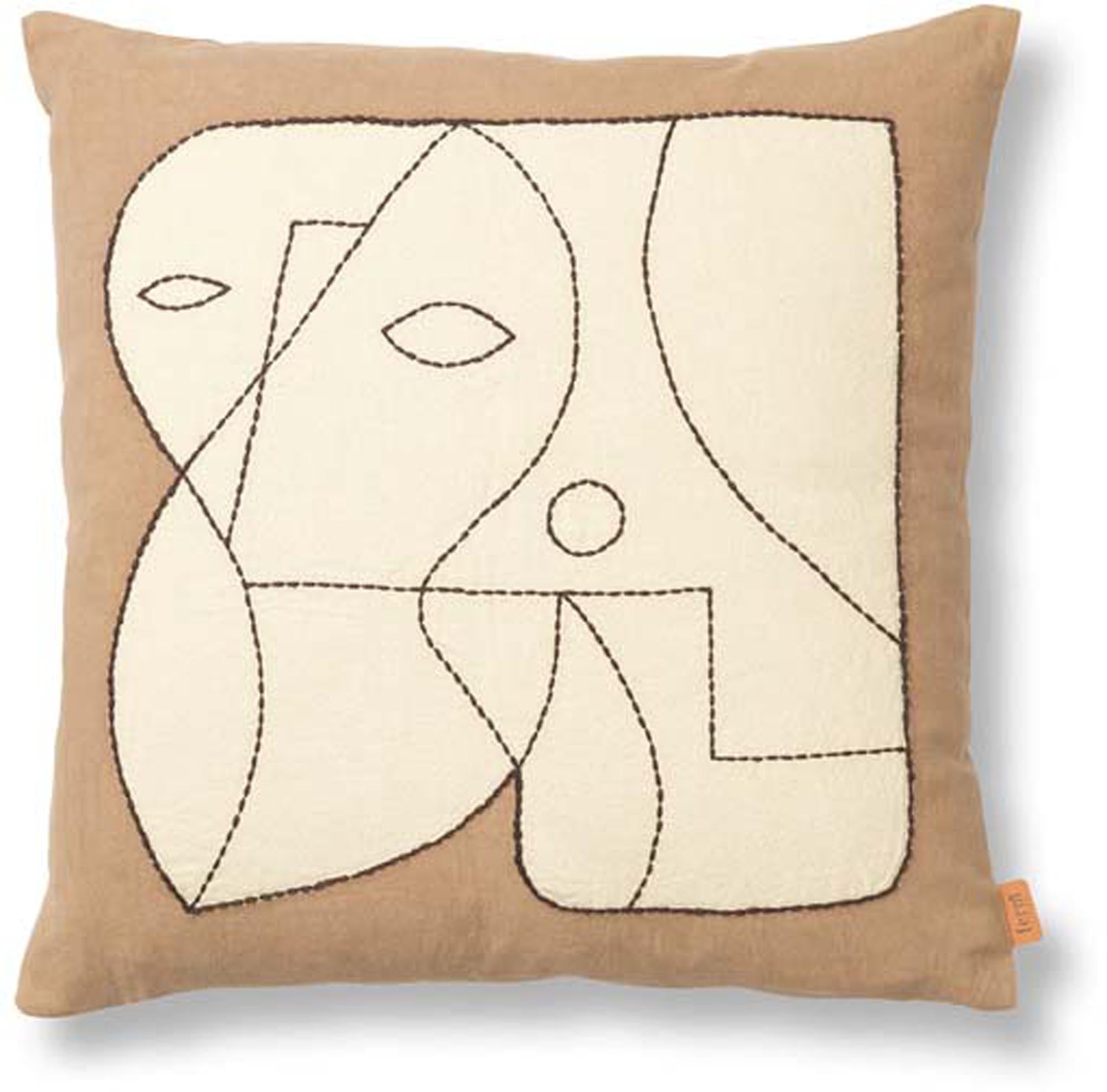 Entdecke das Figure-Kissen von Ferm Living – ein nachhaltiges, künstlerisches Accessoire aus Bio-Baumwolle, das jeden Raum stilvoll bereichert.