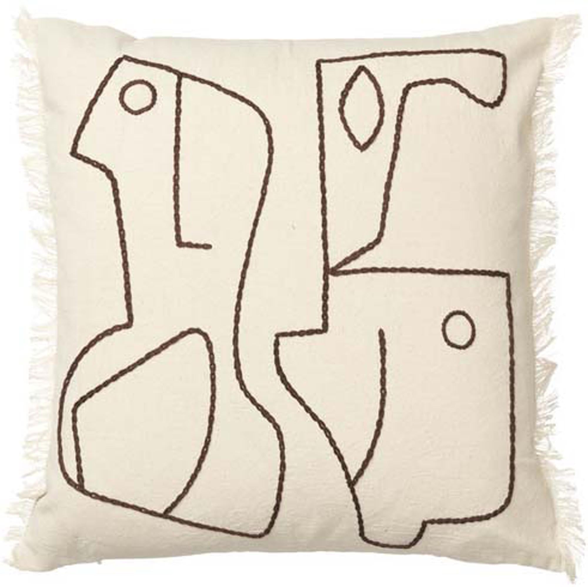 Entdecke das Figure-Kissen von Ferm Living – ein nachhaltiges, kunstvolles Accessoire aus GOTS-zertifizierter Bio-Baumwolle, das jeden Raum bereichert.