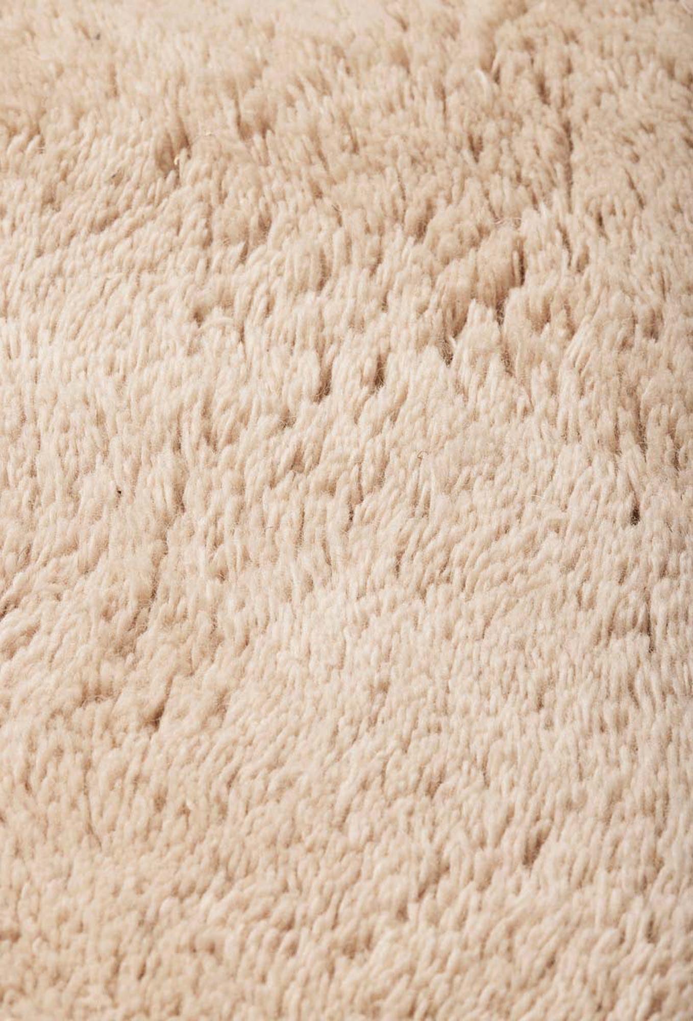 Der Forma-Wollteppich von Ferm Living besticht durch seine organische Form, weiche neuseeländische Wolle und luxuriöse Haptik.