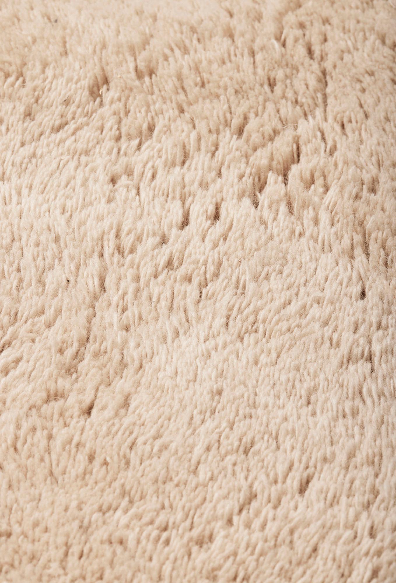 Entdecke den Forma Wollteppich von Ferm Living – ein stilvolles, organisches Design aus weicher neuseeländischer Wolle für jeden Raum.