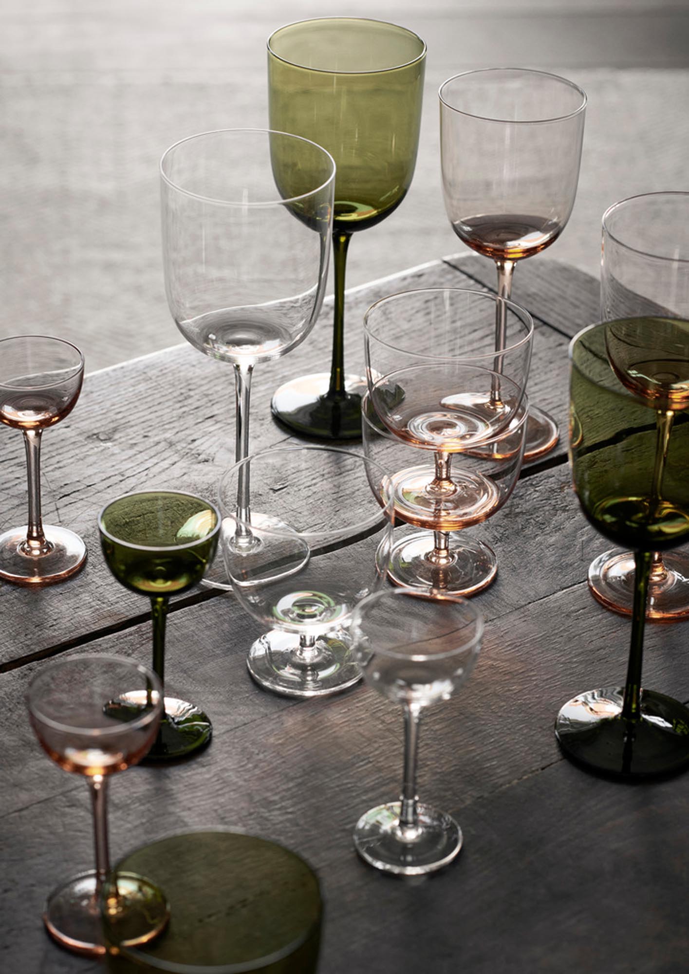Hochwertige Liqueur Gläser im 4er Set von Ferm Living, perfekt für feine Getränke und stilvolle Tischdekorationen.