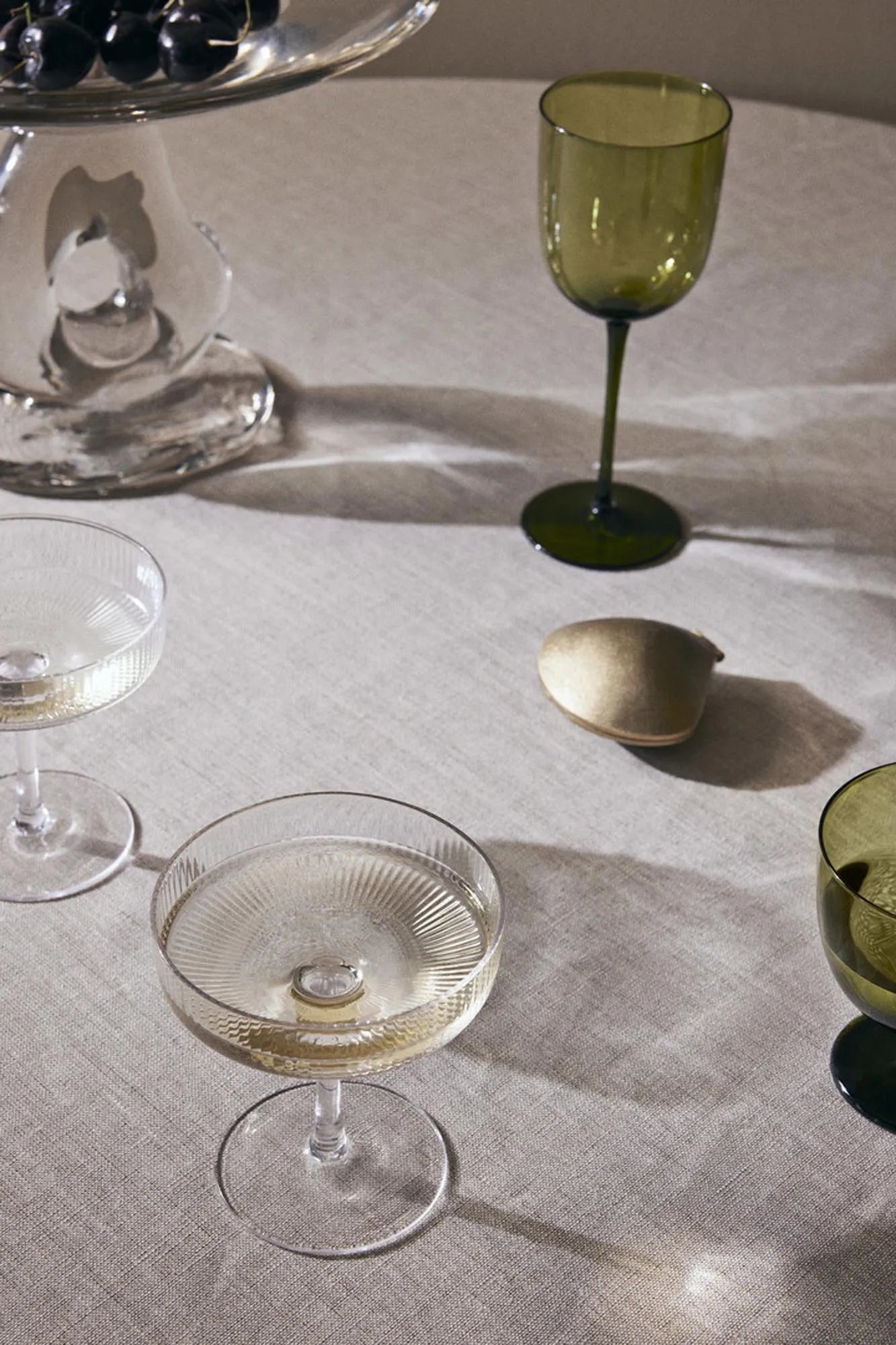 Elegante Ferm Living Host Gläser: Perfekt für Weißweinliebhaber.
