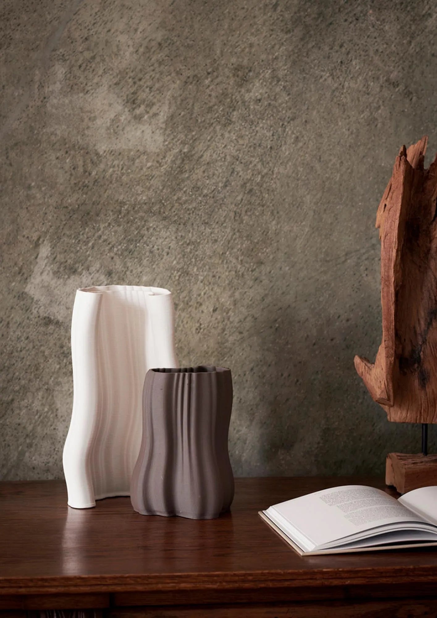 Elegante Moire Vase H20 von Ferm Living für stilvolle Akzente.