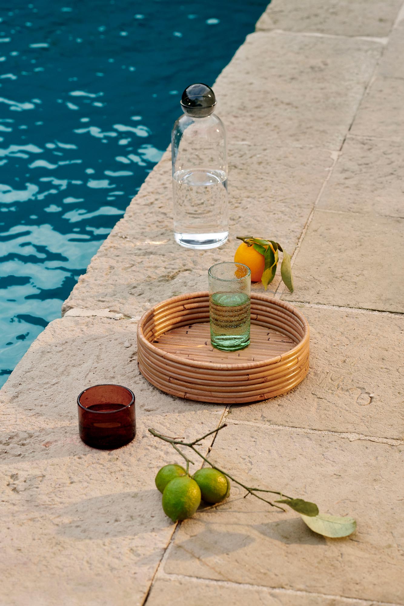 Entdecken Sie das Oli Wasserglas von Ferm Living – ein stilvolles, nachhaltiges Glas aus recyceltem Material, das durch seine charmanten Bläschen besticht.