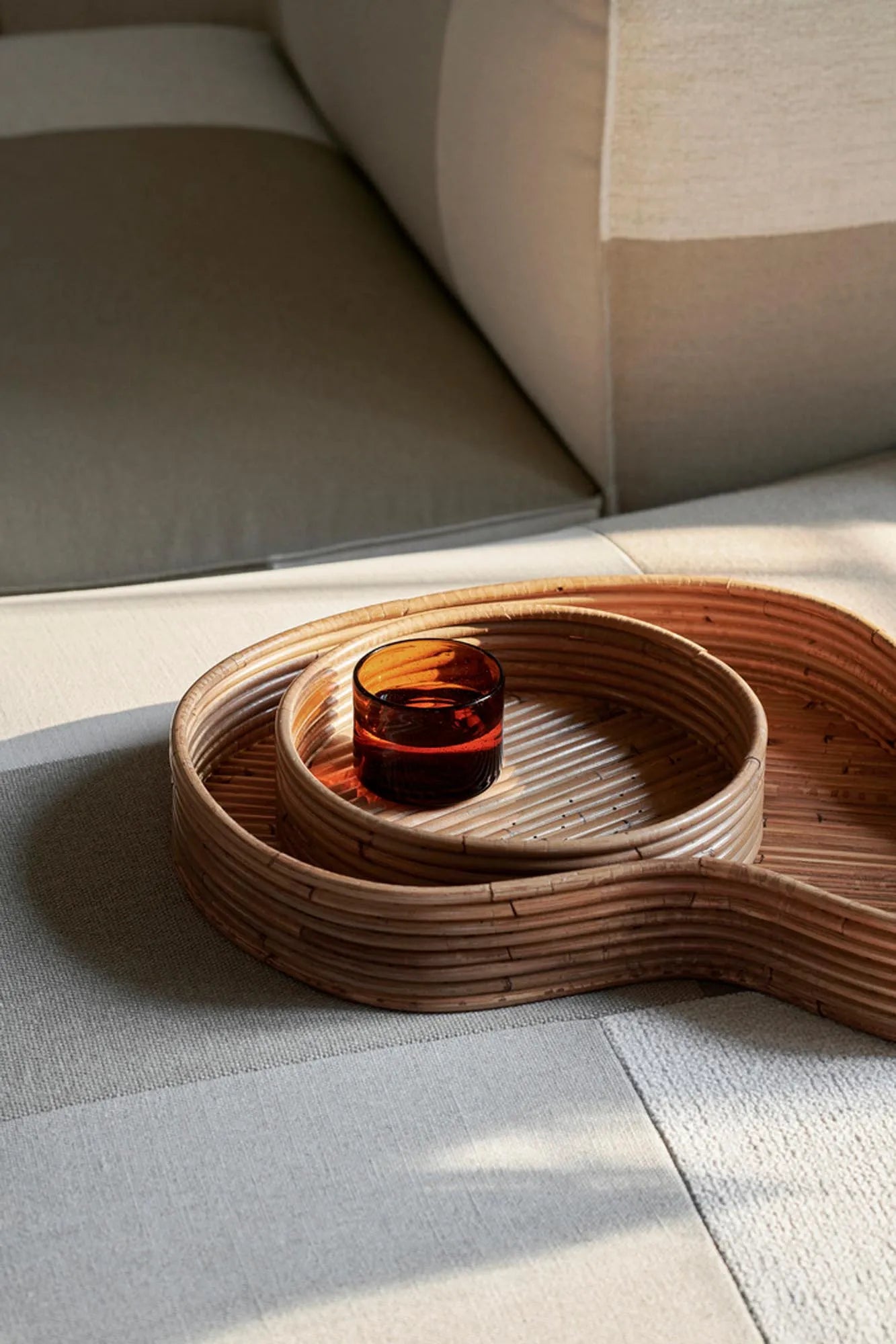 Elegantes Wasserglas aus recyceltem Glas, handgefertigt von Ferm Living.
