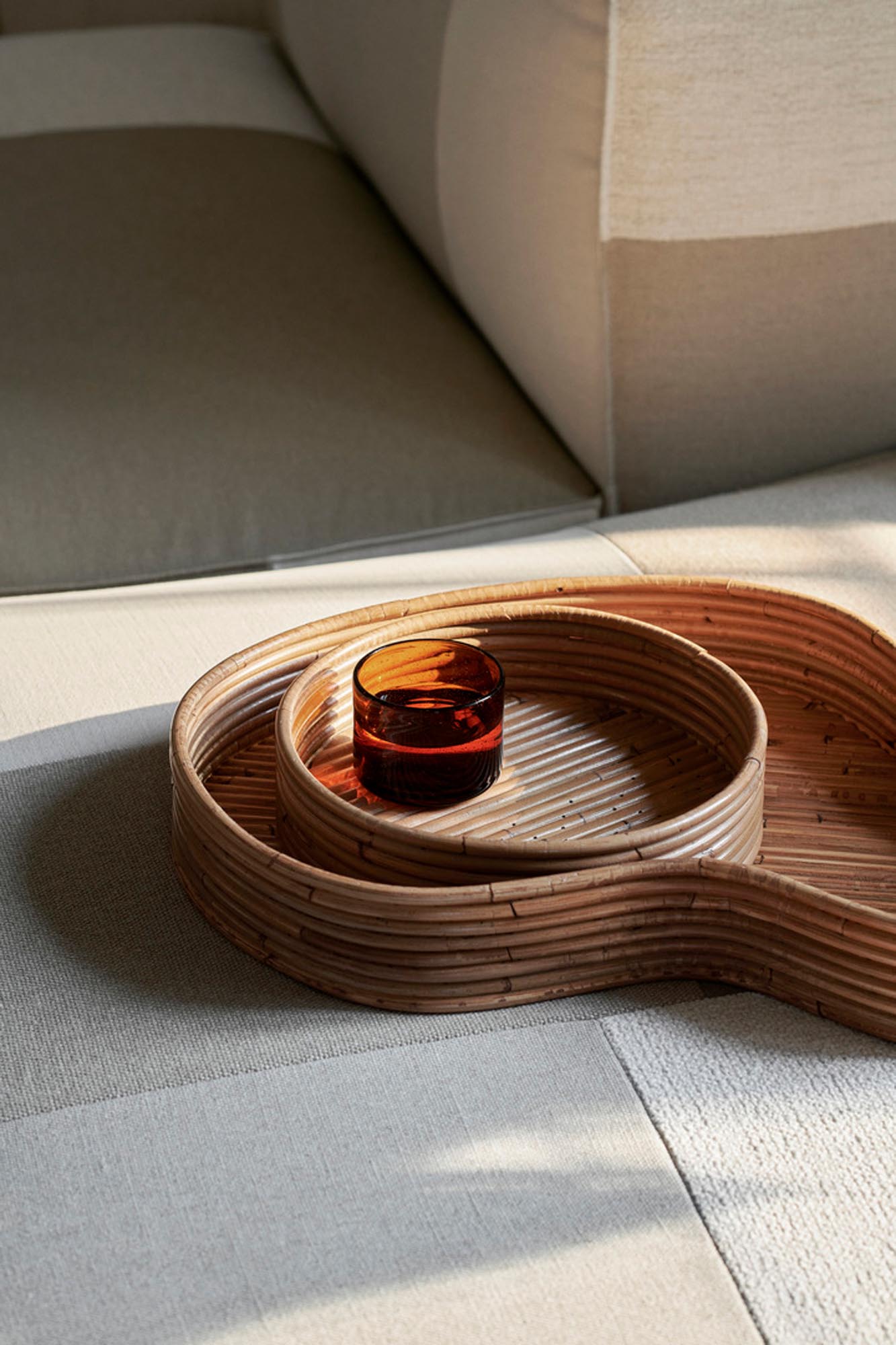 Elegantes Wasserglas aus recyceltem Glas, handgefertigt von Ferm Living.