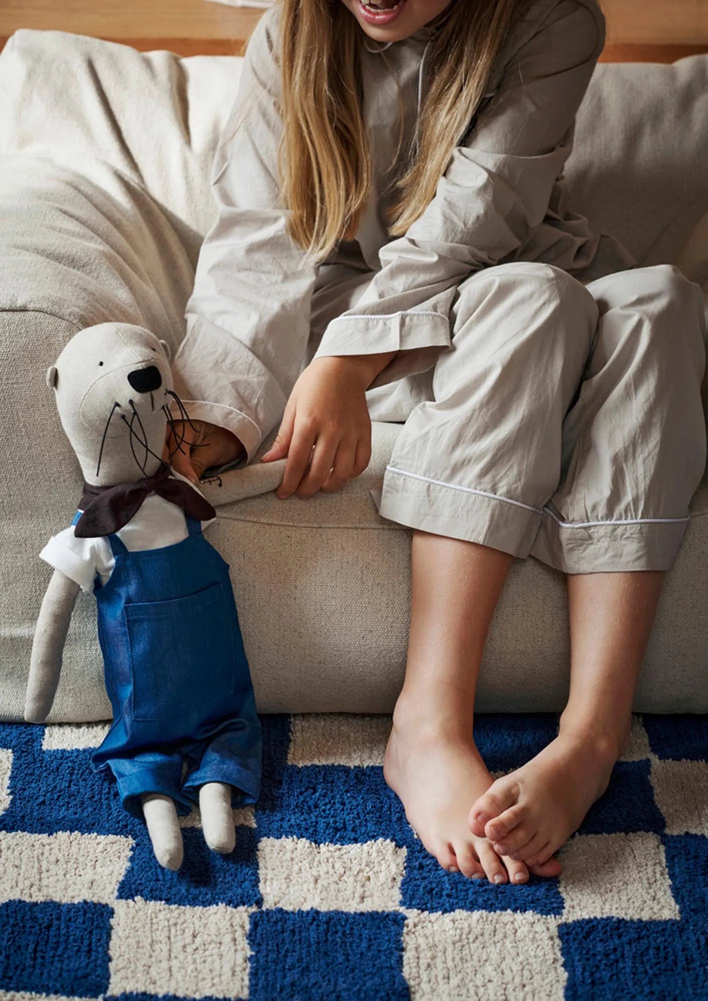 Ferm Living Otter Teddy: Charmanter Plüschfreund für jedes Kinderzimmer.