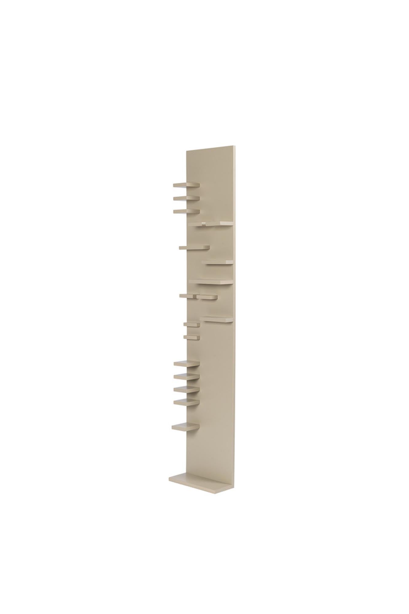 Entdecke das Parade Regal von Ferm Living: Ein stilvolles Wandregal, das Funktionalität und modernes Design vereint.